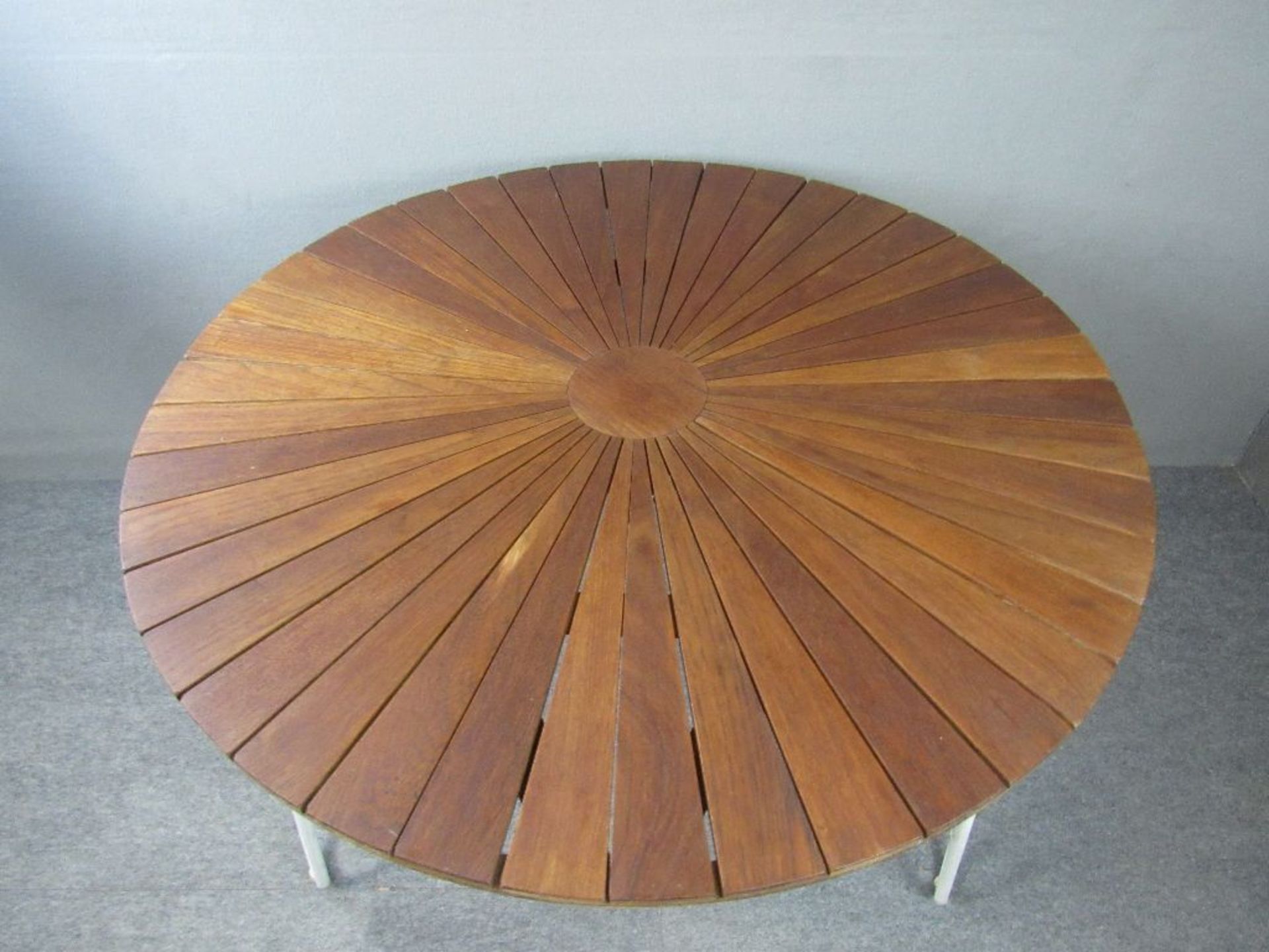 Danish Design Tisch Teakplatte auf drei Schlaufenbeinen diese abnehmbar Modell Madalay Made in - Bild 5 aus 6
