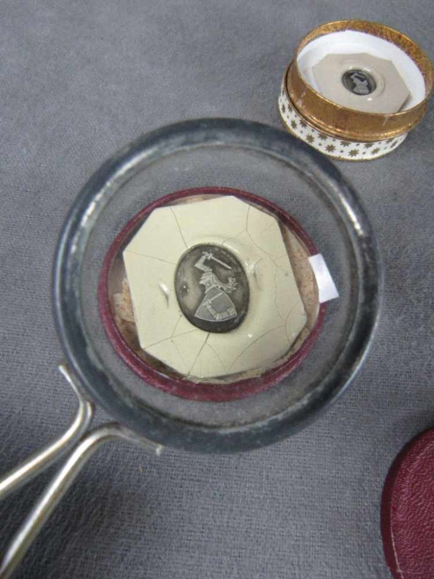 Zwei Miniaturen in Schatulle Darstellung schlagender Ritter Wappen Durchmesser Schatulle 4,5cm + - Bild 4 aus 4