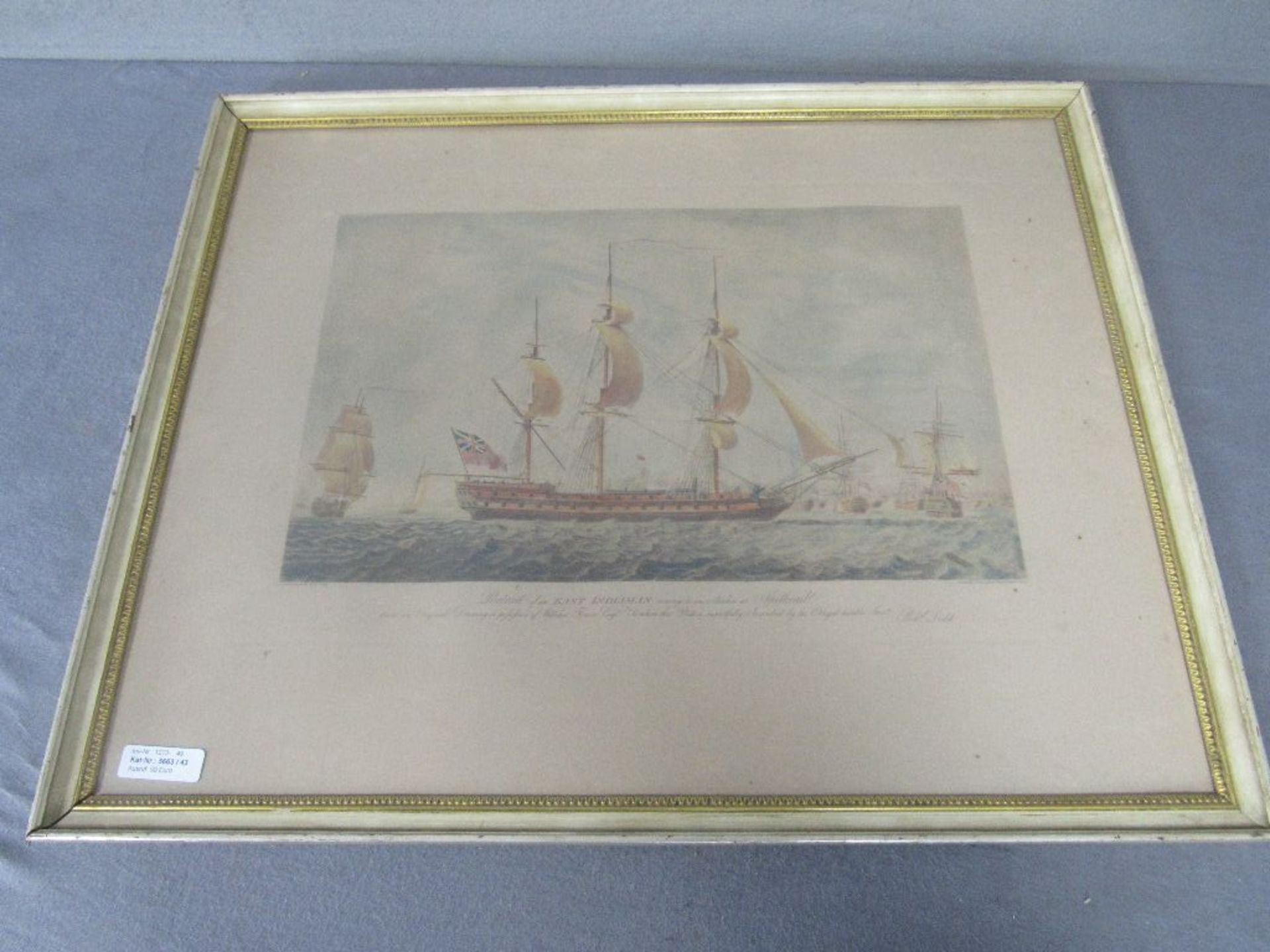 Colorierte Grafik hinter Glas Darstellung eines englischen Kriegsschiffes East Inviaman gestempelt