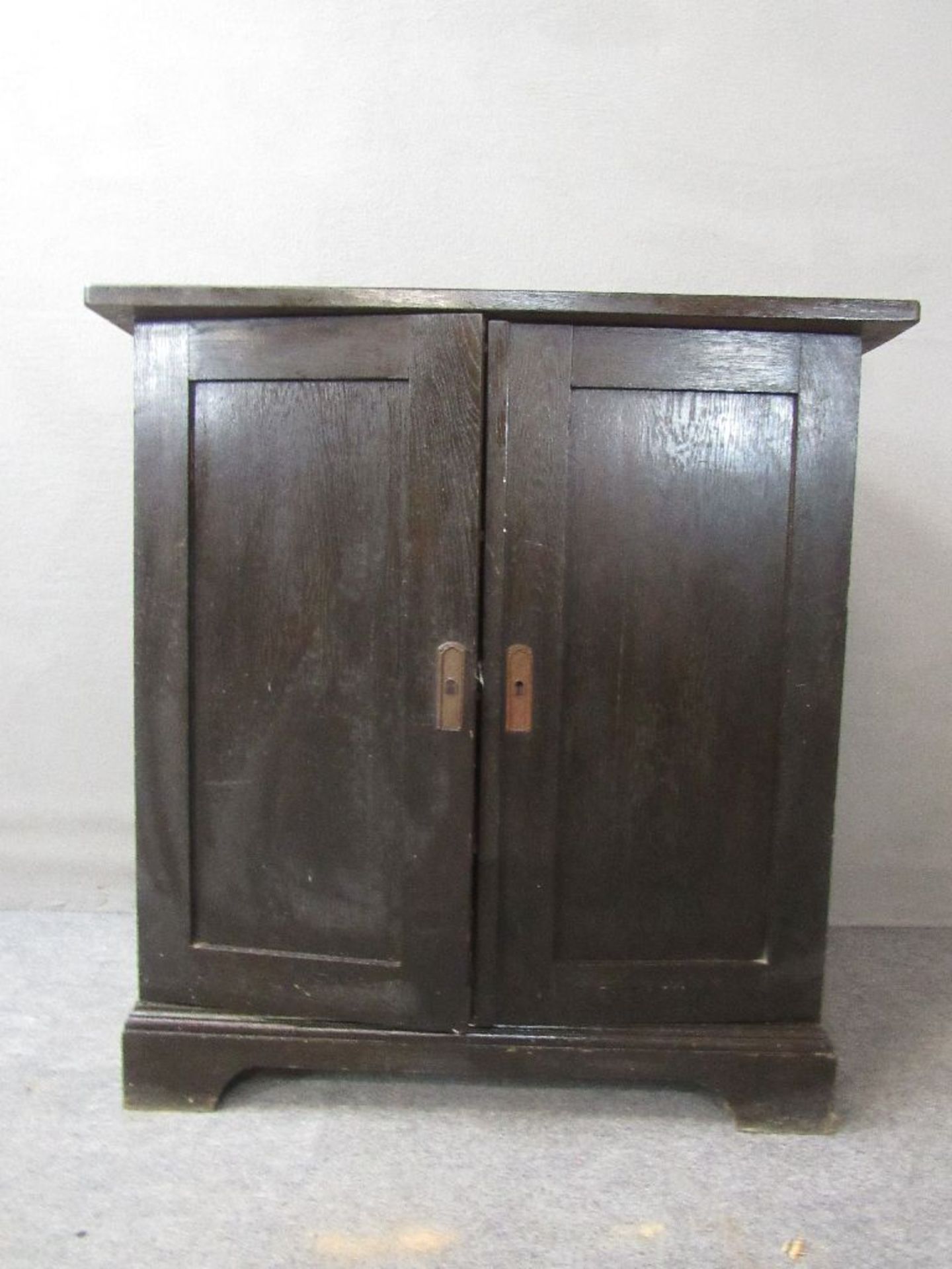 Kleiner Halbschrank um 1900 Eiche geschwärzt zwei Türen innen mit drei Unterteilungen ca.72x42x77cm