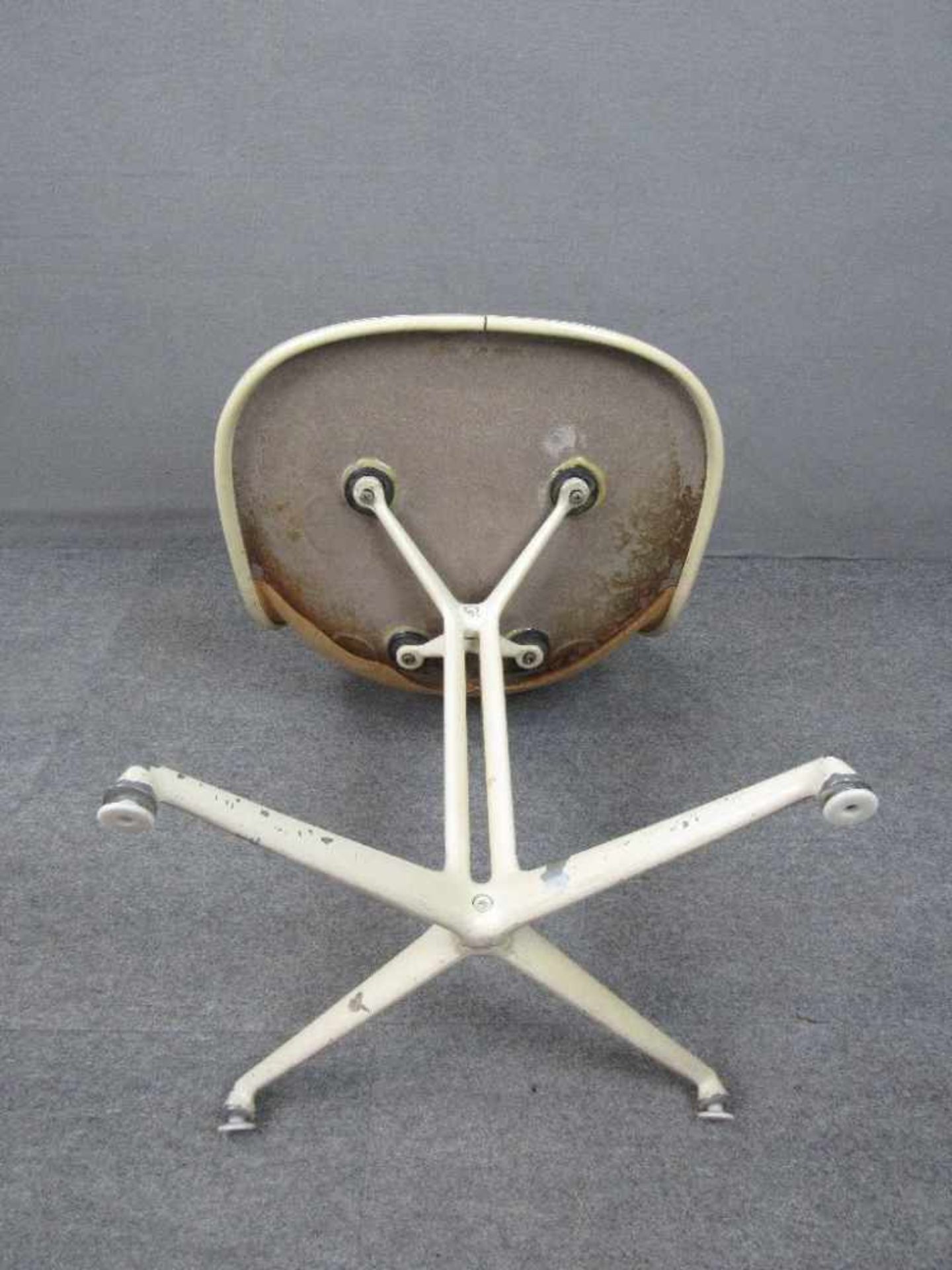 Vintage Stuhl Eams Fiberglas mit Lederbezug auf La Fonda Base Side Chair Charles & Ray Eames - Bild 5 aus 5