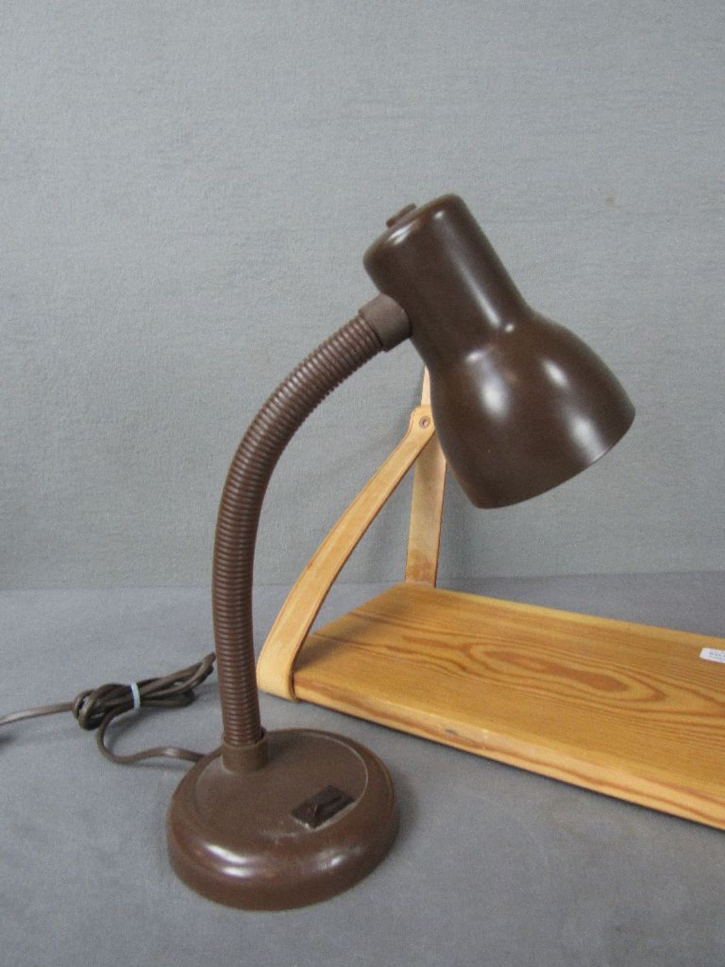 Zwei Teile Vintage 70er Jahre Wandboard mit Leder und kleine Schreibtischlampe - Bild 2 aus 4