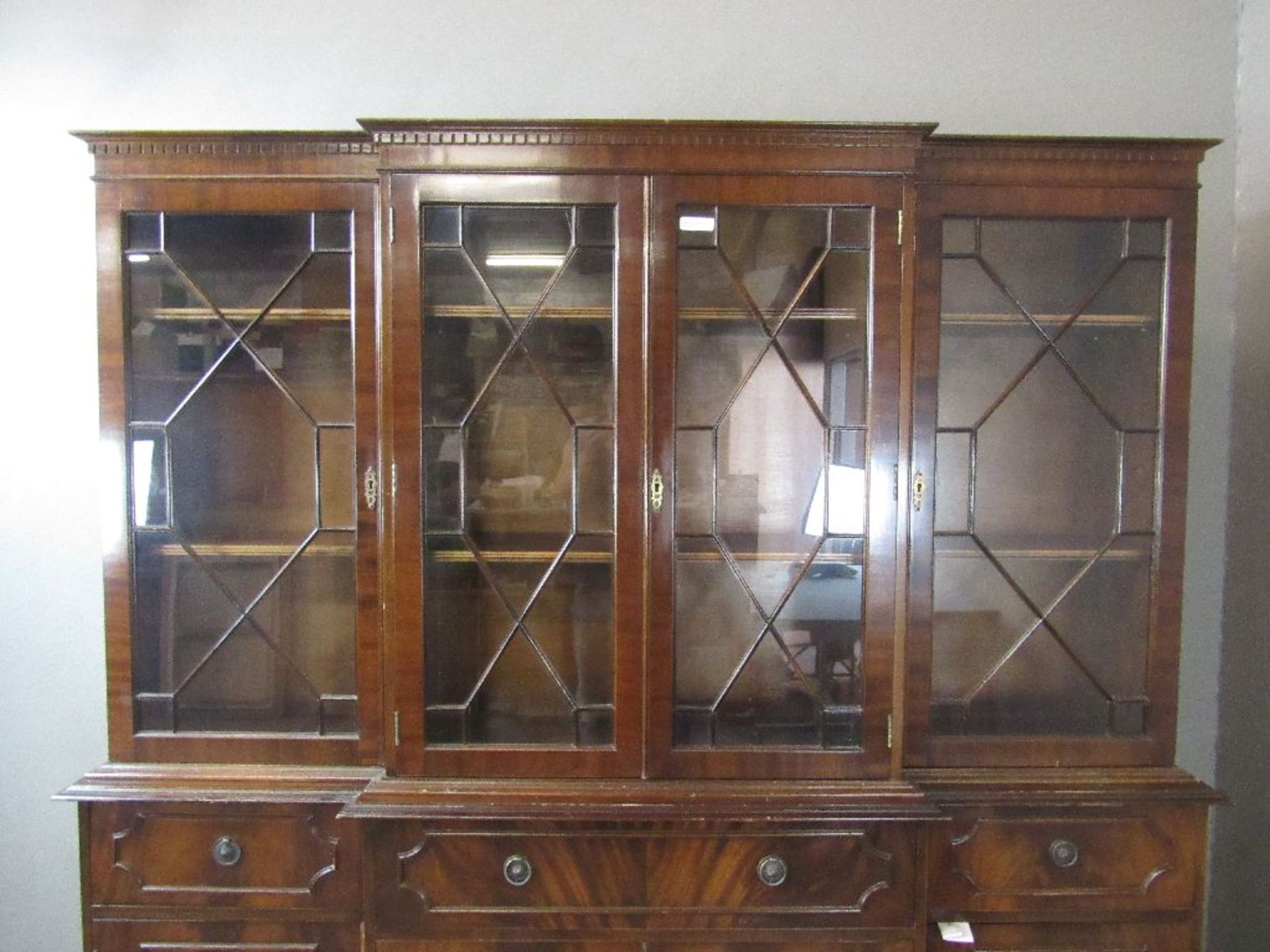 Schöner englischer Vitrinenschrank Butzenscheiben Butzenverglasung zweiteilig ca.185x42x199cm - Bild 3 aus 10