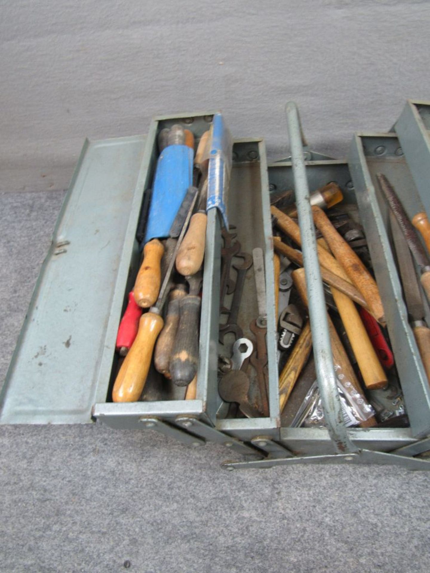 Werkzeugkasten prall gefüllt - Bild 3 aus 4