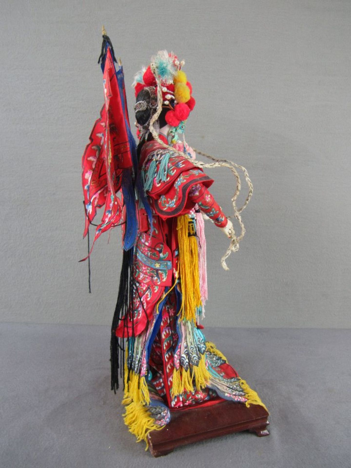 Japanische Hochzeitsfigur farbenfroh auf Holzsockel 43cm hoch - Image 4 of 6