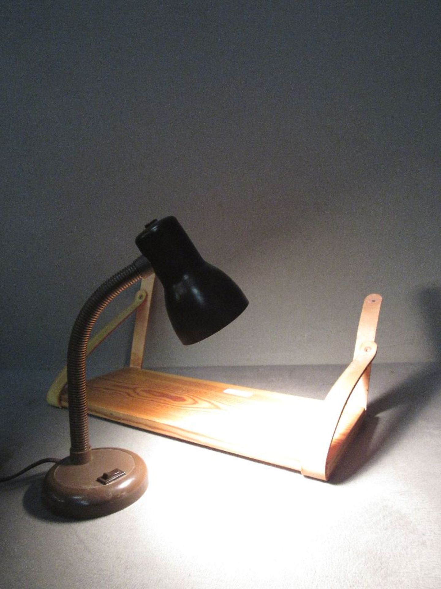 Zwei Teile Vintage 70er Jahre Wandboard mit Leder und kleine Schreibtischlampe - Bild 3 aus 4