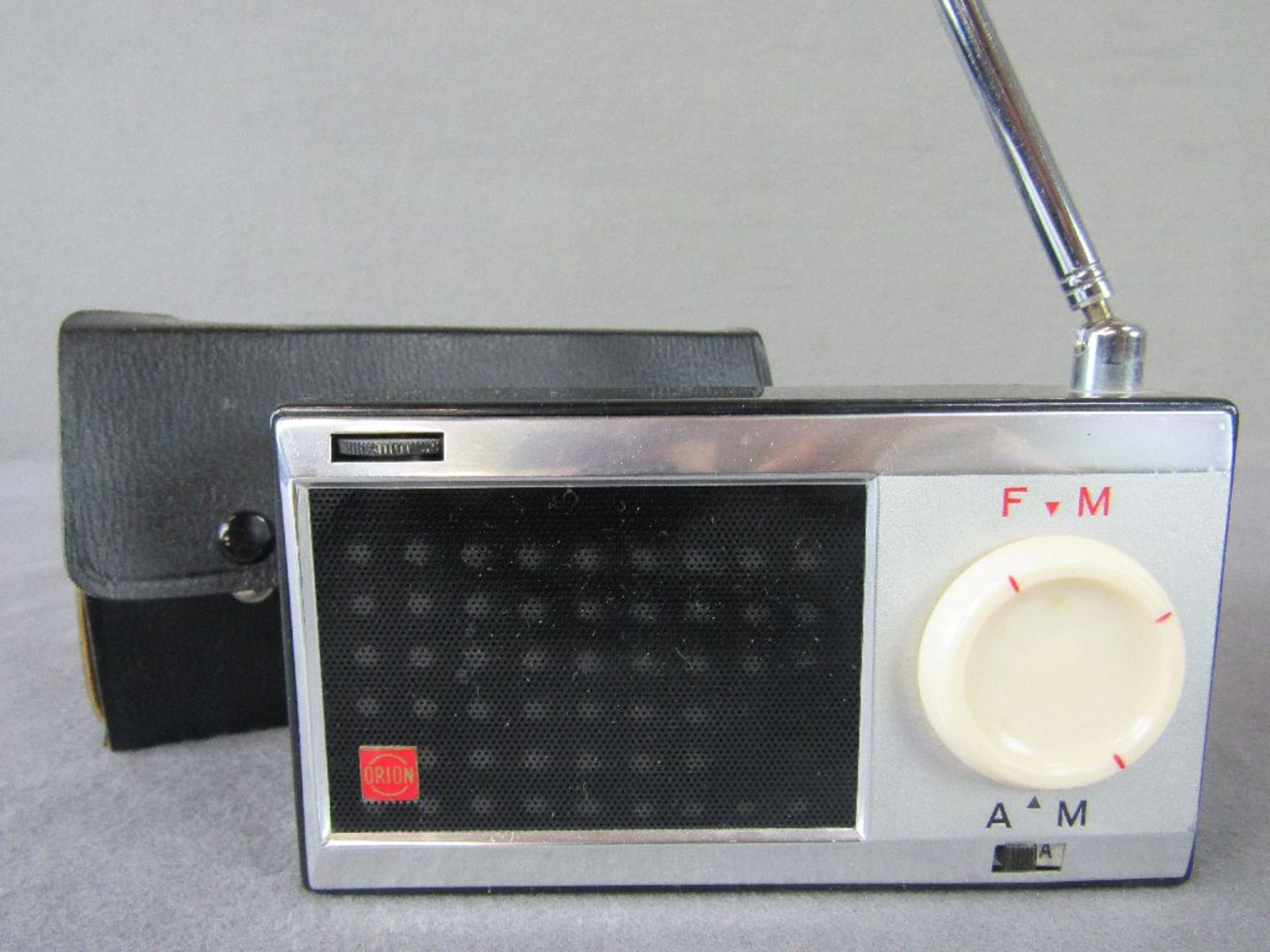 Interessantes Konvolut kleine Koffer bzw Taschenradios 7 Stück ungeprüft - Image 9 of 9