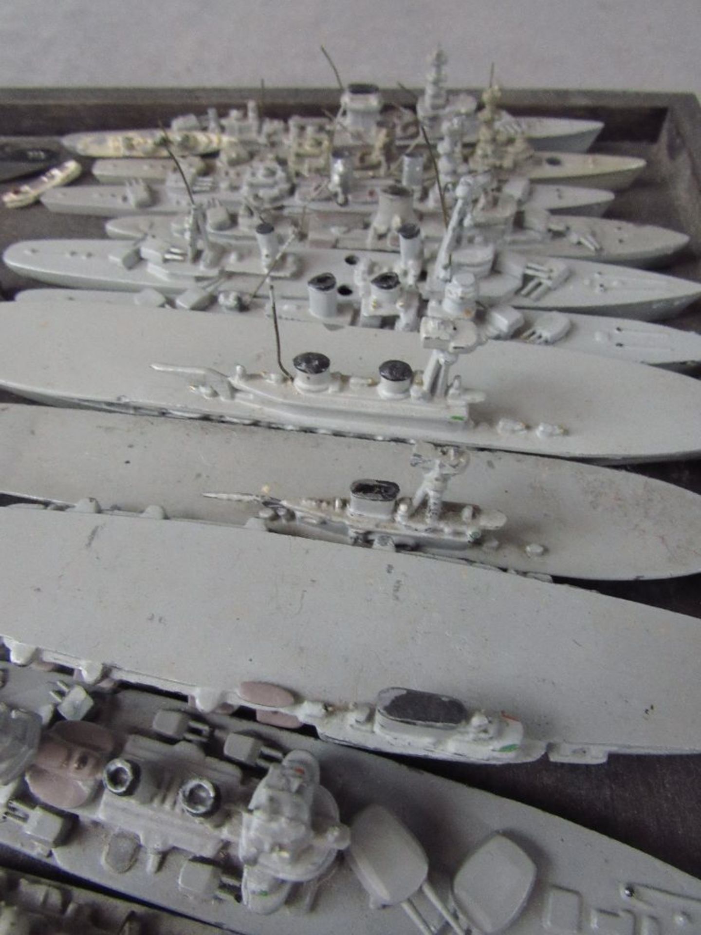 Konvolut Modellschiffe Kriegsschiffe teilweise Wiking von 2-18,5cm 55 Stück teilweise gemarkt - Bild 6 aus 8