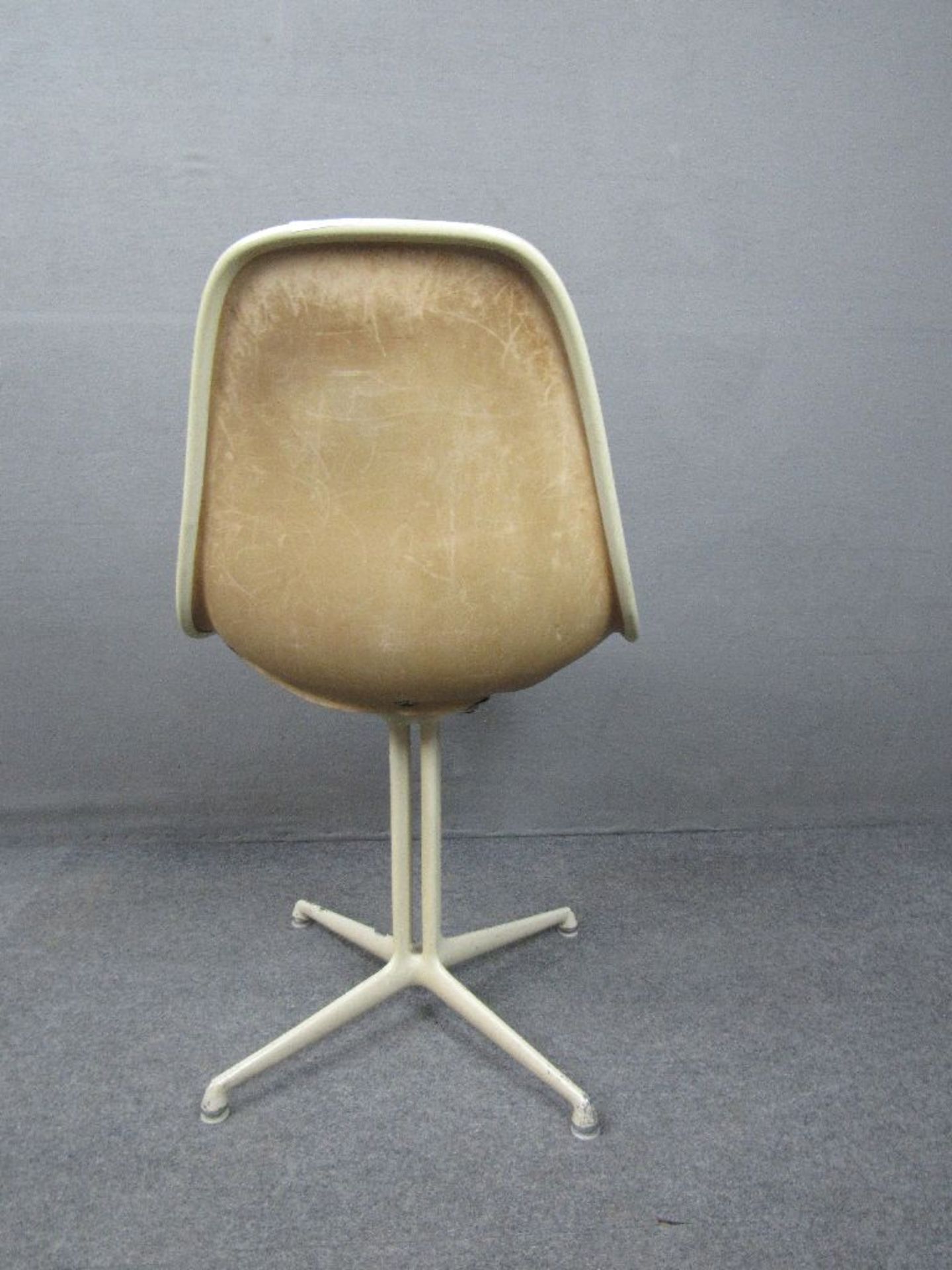 Vintage Stuhl Eams Fiberglas mit Lederbezug auf La Fonda Base Side Chair Charles & Ray Eames - Image 4 of 5