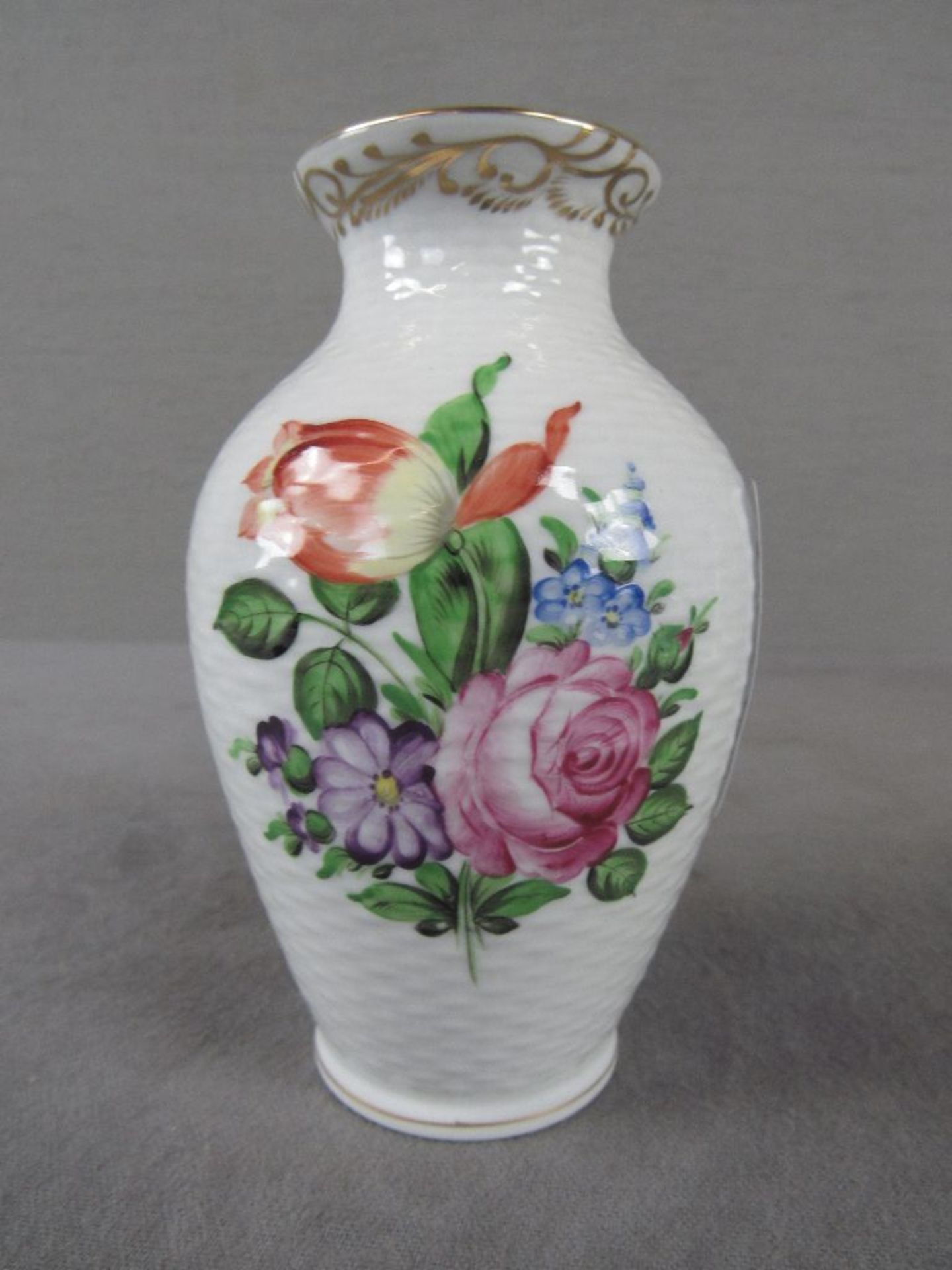 Porzellanvase Herend gerippt Blumenmotiv Höhe ca:14,5cm