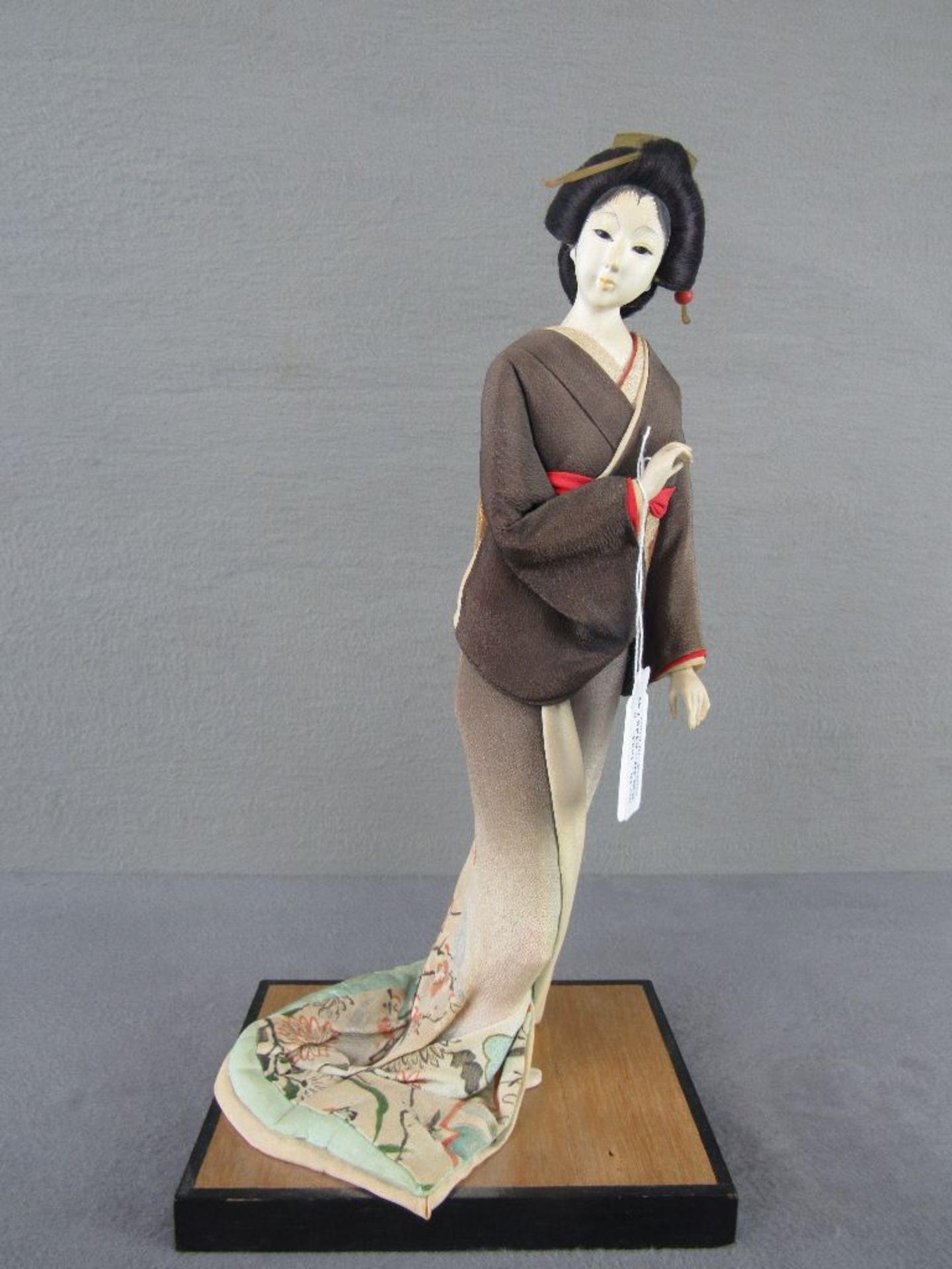 Japanische Figur Geisha auf Holzsockel 36cm hoch