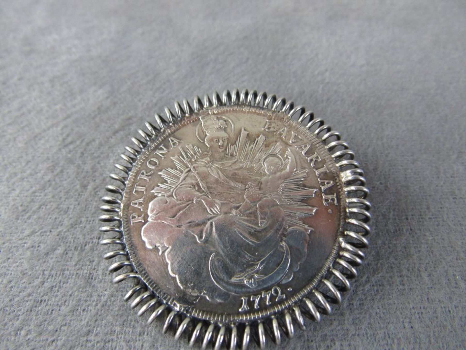 Antike Silberbrosche gefertigt aus Bavaria Silbertaler Durchmesser 5cm - Image 5 of 7