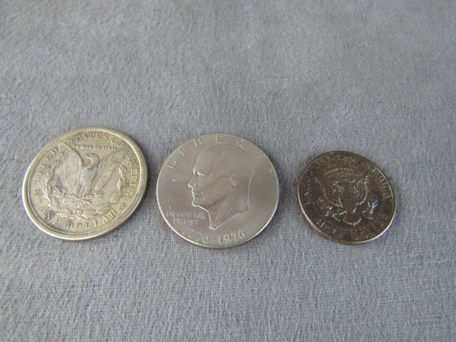 Konvolut von drei Silbermünzen Silberdollar und Halbdollar