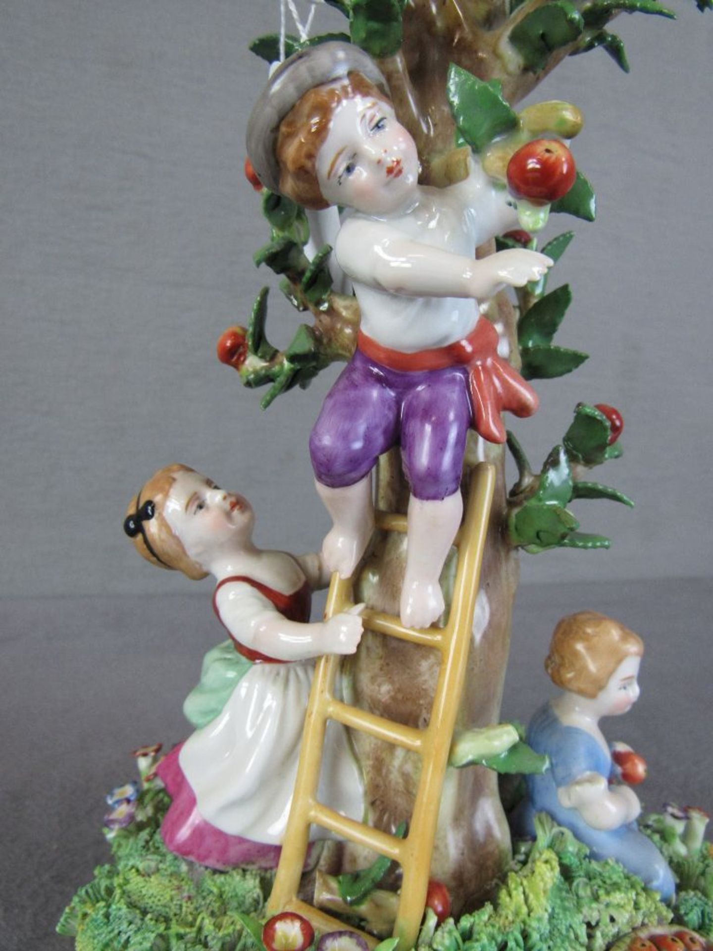 Porzellanskulptur Kinder bei der Apfelernte gemarkt Schierholz Höhe:30cm Chips können vorhanden - Image 6 of 6