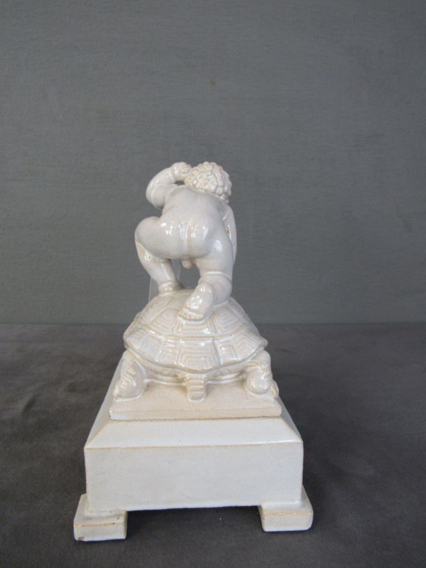 Deckeldose Putto auf Schildkröte glasiert Keramik 17x13x22cm - Bild 3 aus 7