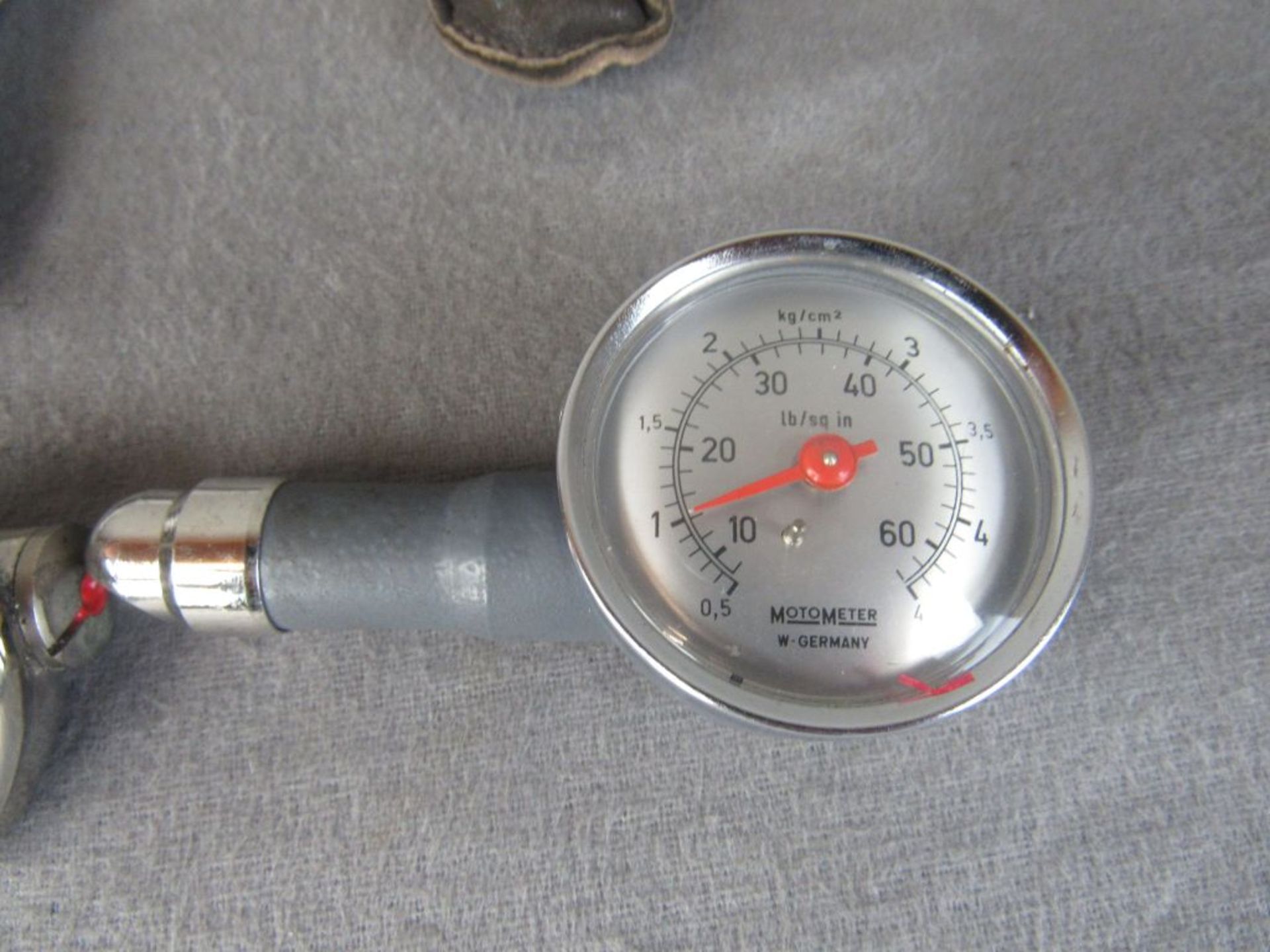 Konvolut von drei Luftdruck Prüfgeräten Oldtimer Zubehör Motometer und anderes von 10cm bis 28cm - Bild 4 aus 4