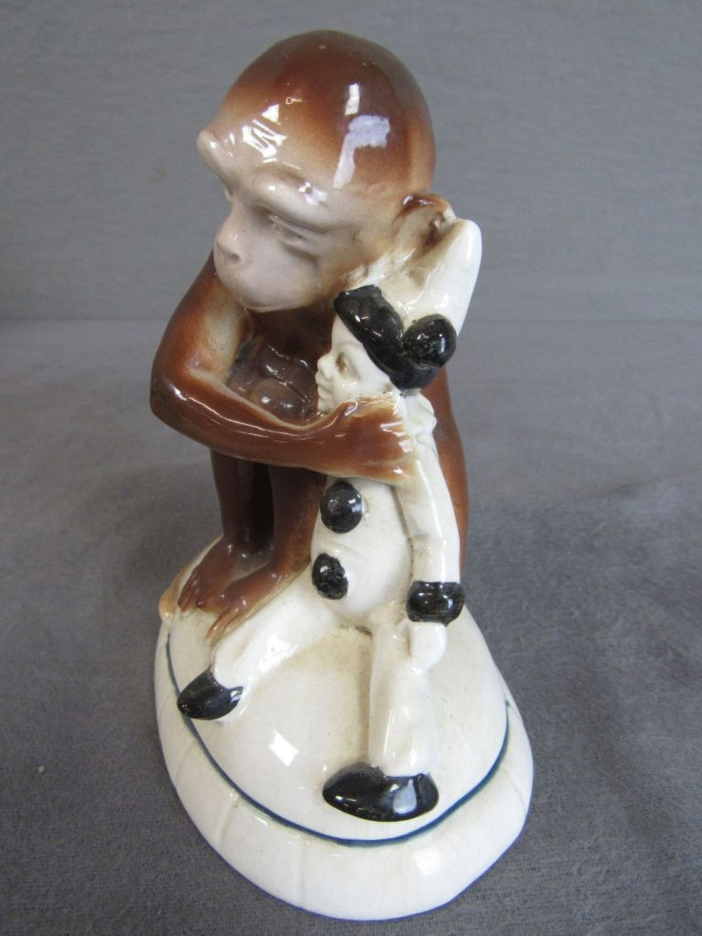 Porzellanfigur Affe mit Clown ungemarkt H:13cm - Bild 6 aus 7