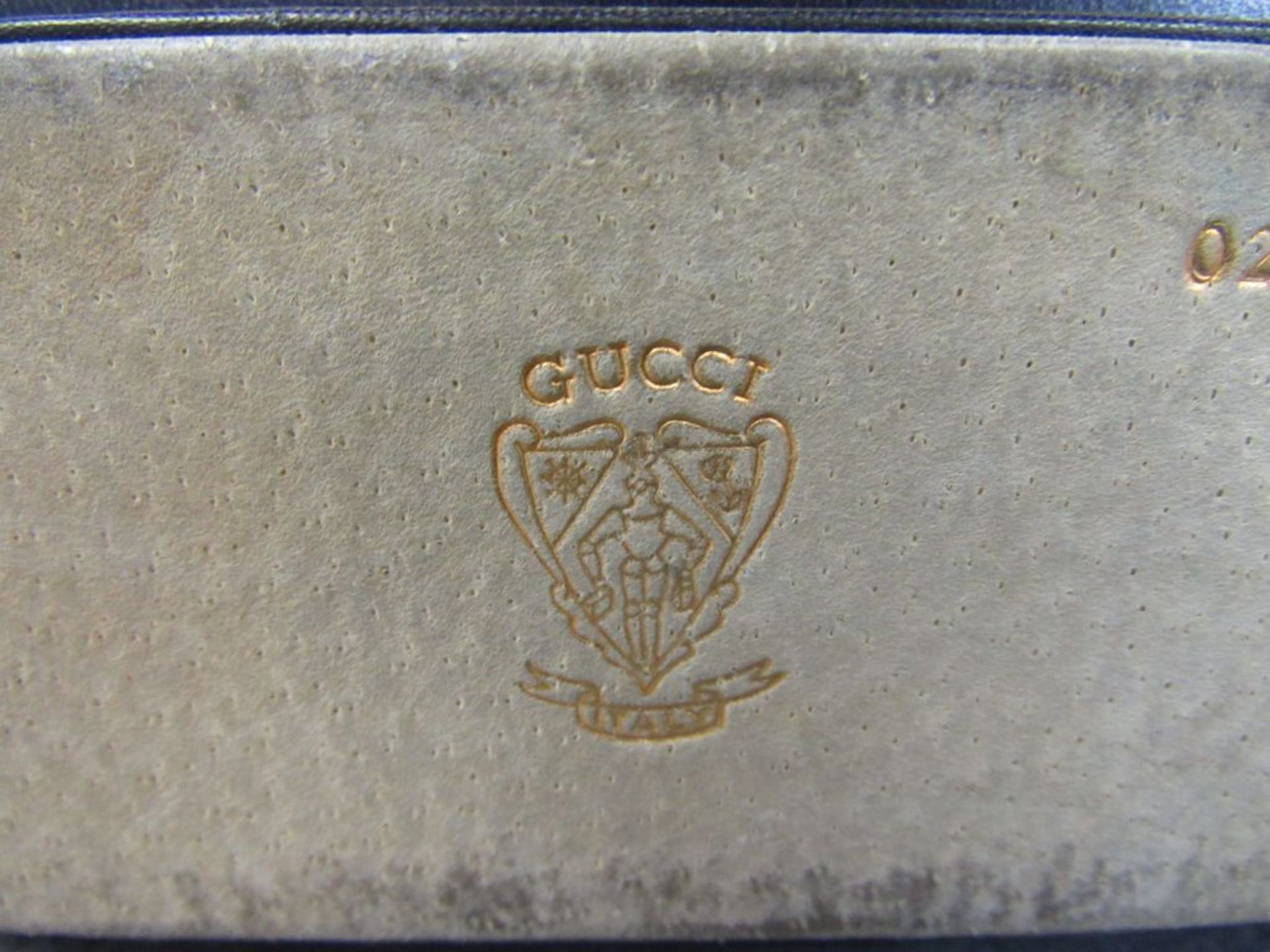 Gucci Tischuhr unterseitig Firmenstempel und Seriennummer Leder bezogen um 1975 - Image 6 of 7