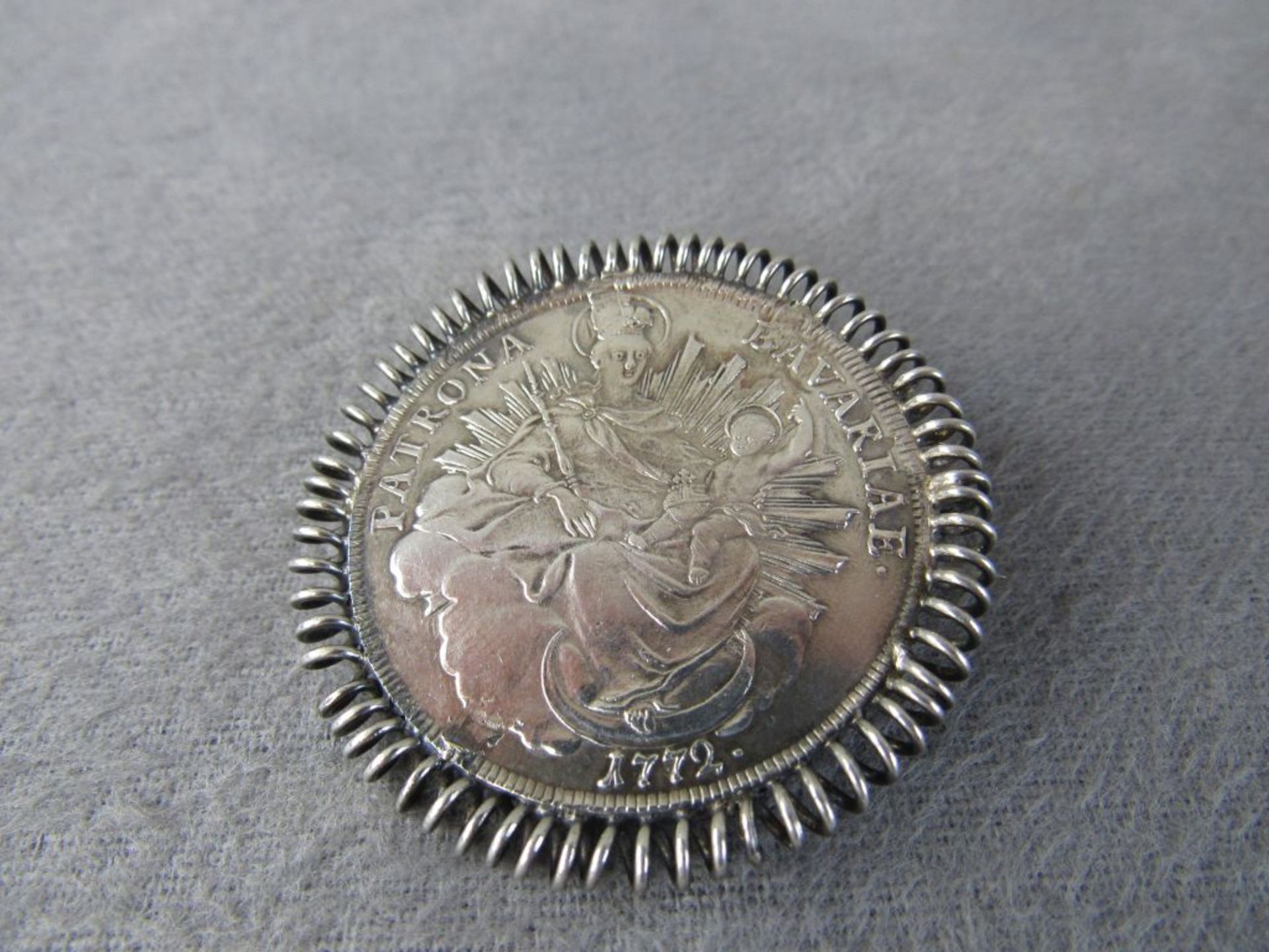 Antike Silberbrosche gefertigt aus Bavaria Silbertaler Durchmesser 5cm