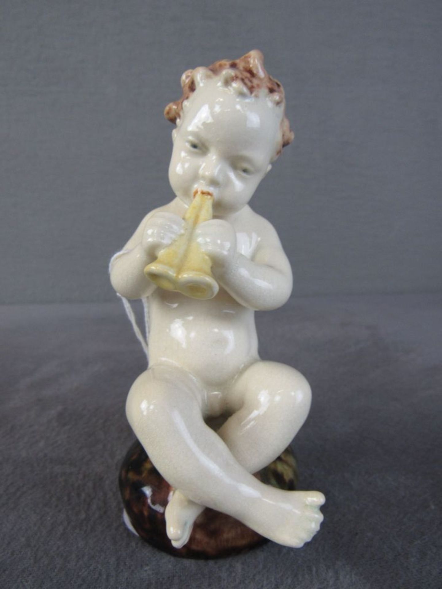 Porzellanfigur flötenspielender Putto auf Sockel 14cm hoch Karlsruher Majolika Modellnummer 4109