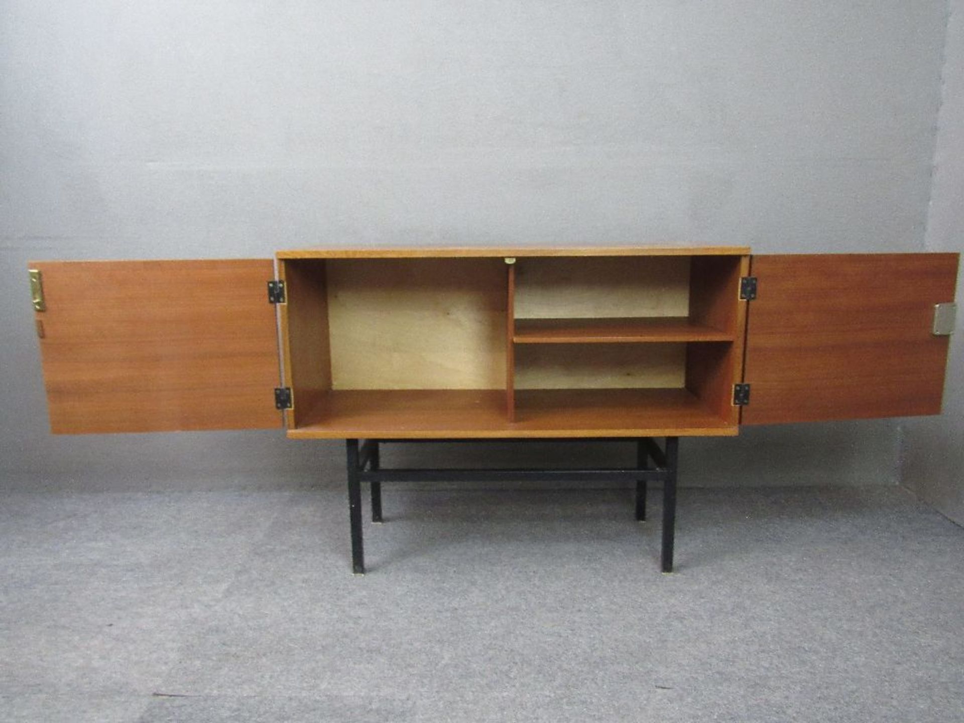 Kleiner Halbschrank Metallbeine Vintage 60er Jahre Teak 88x34x65cm Heinrich Vogt - Bild 2 aus 5