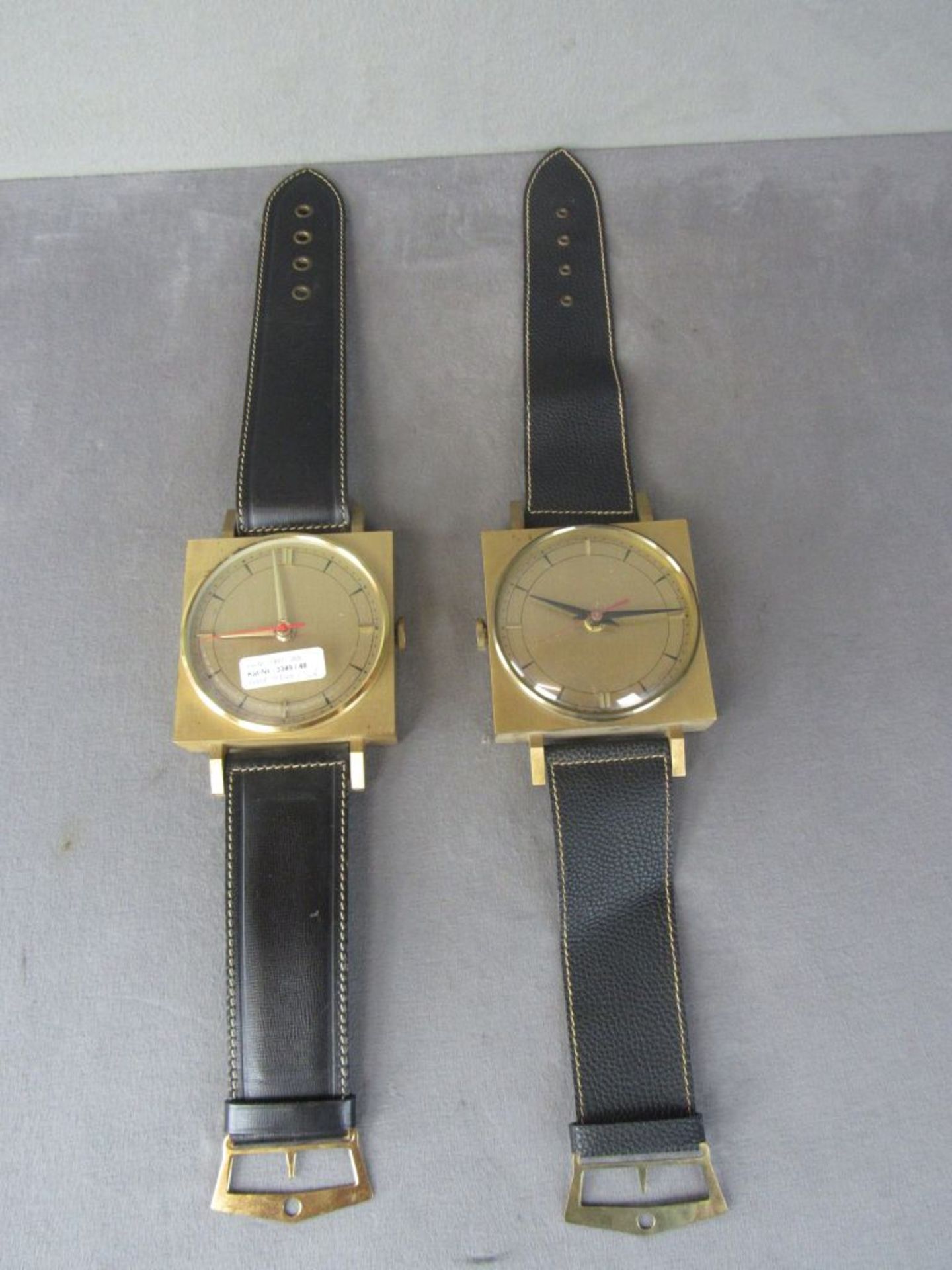 Zwei Wanduhren Vintage Designobjekte Armbanduhren in Großformat Gesamtlänge 75cm