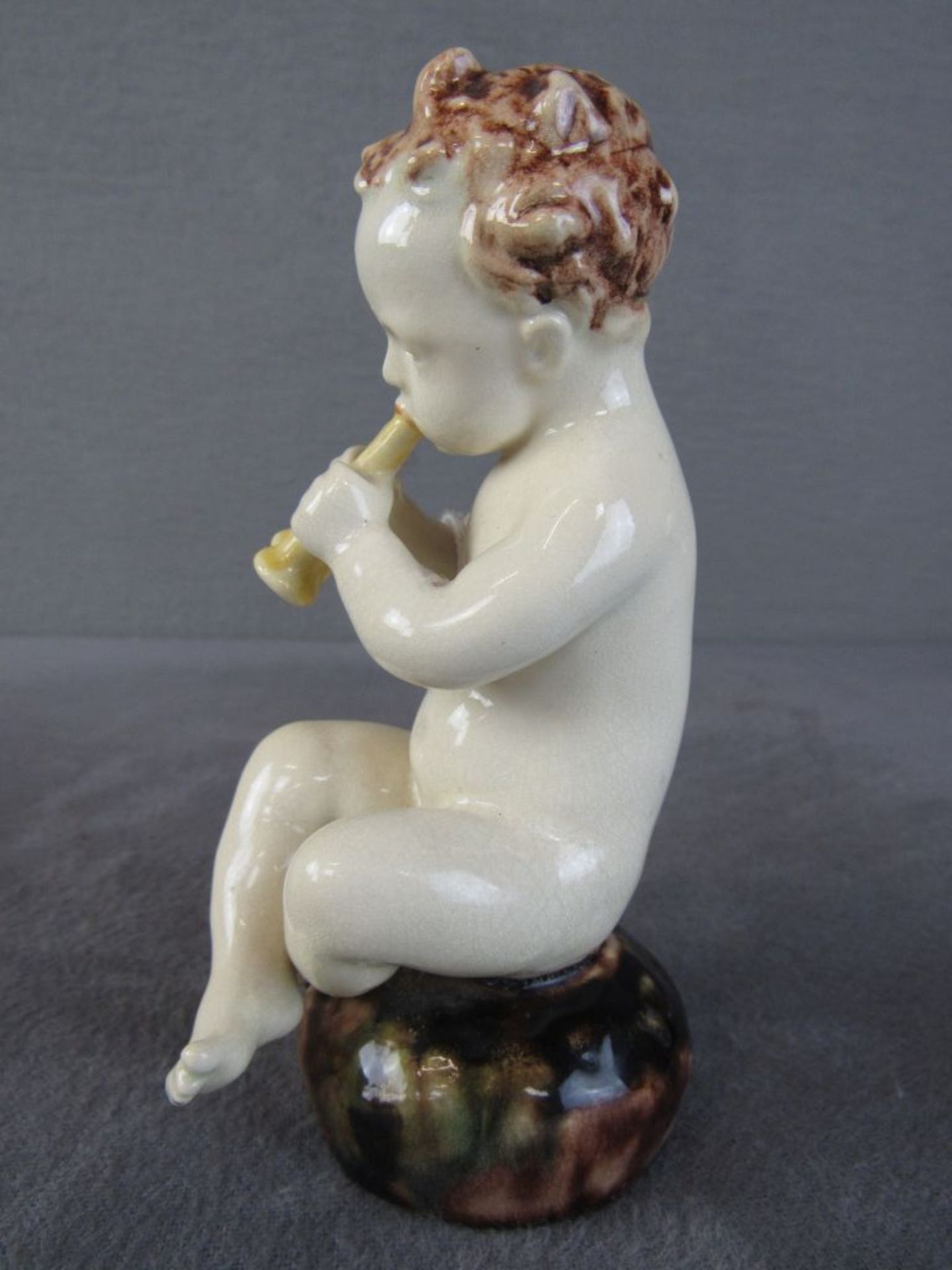 Porzellanfigur flötenspielender Putto auf Sockel 14cm hoch Karlsruher Majolika Modellnummer 4109 - Bild 2 aus 6