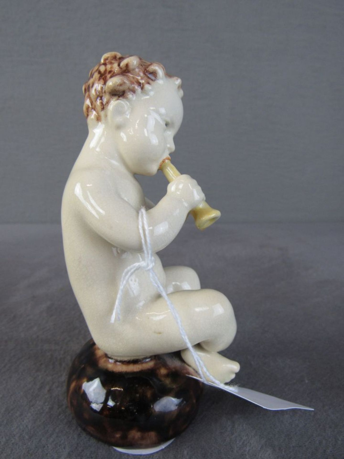 Porzellanfigur flötenspielender Putto auf Sockel 14cm hoch Karlsruher Majolika Modellnummer 4109 - Bild 4 aus 6