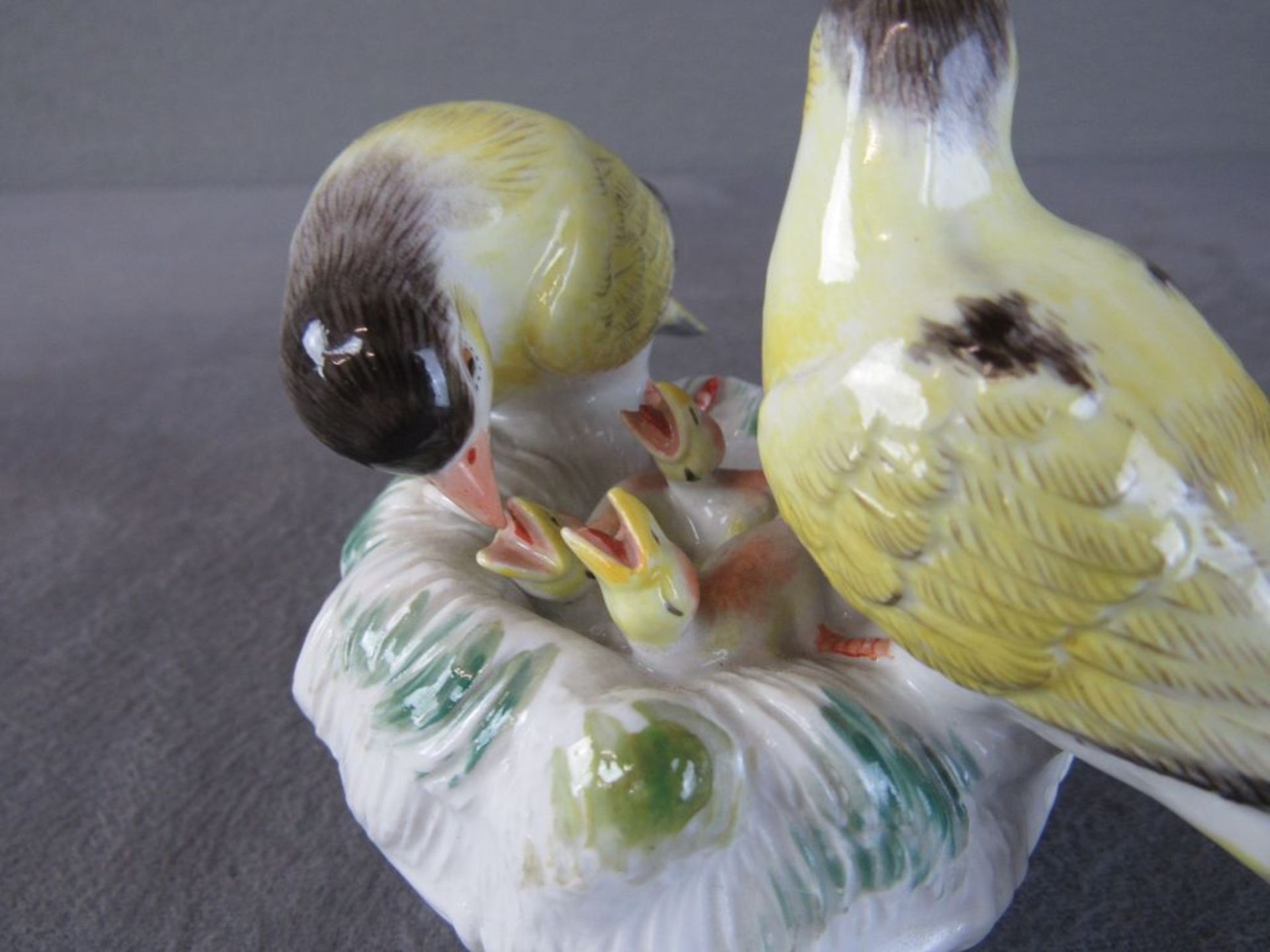 Porzellanfigur Meissen Schwertermarke Kanarienvögel auf Nest ca.10cm hoch farbenfroh - Bild 4 aus 8