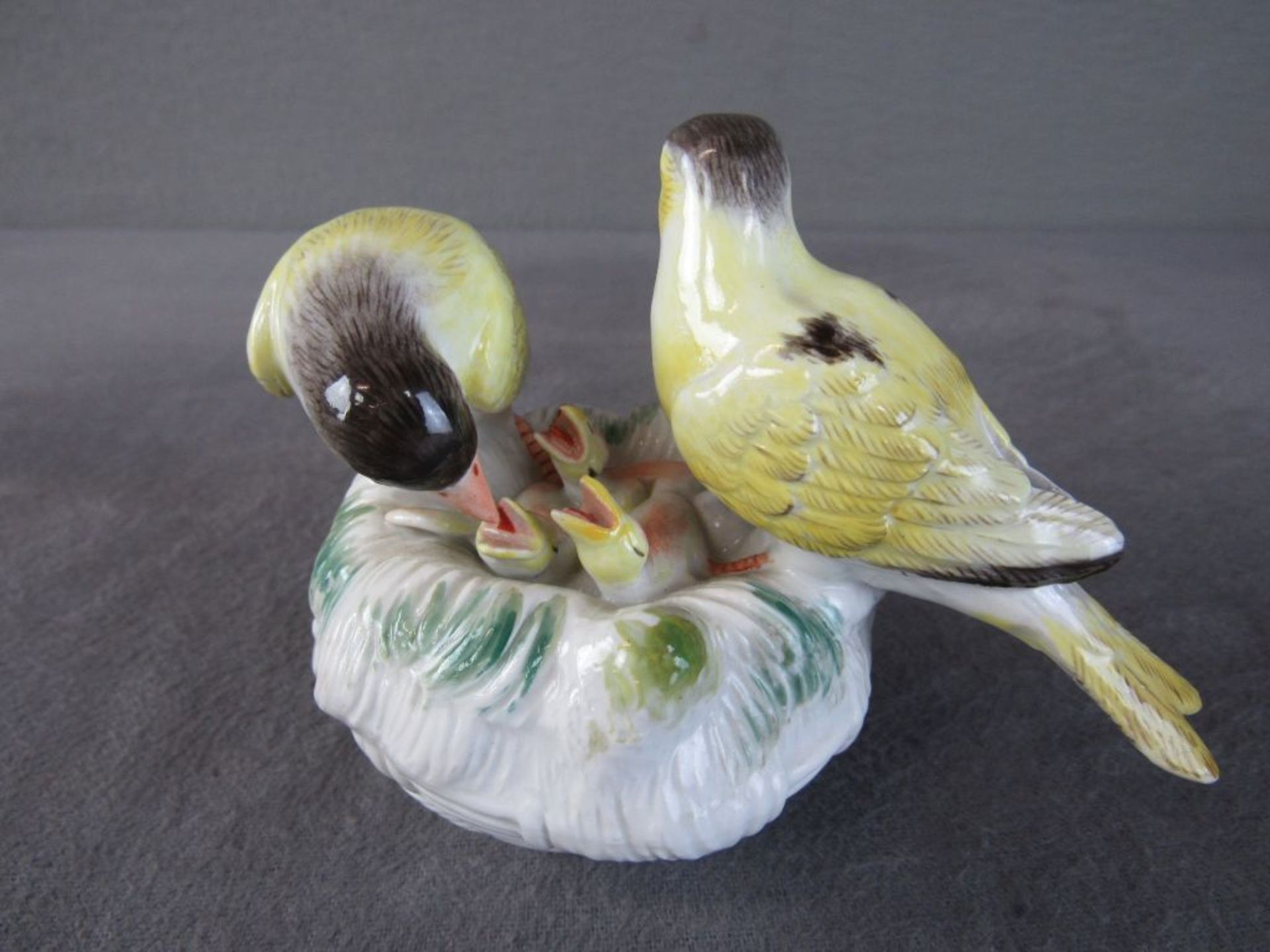 Porzellanfigur Meissen Schwertermarke Kanarienvögel auf Nest ca.10cm hoch farbenfroh - Bild 3 aus 8