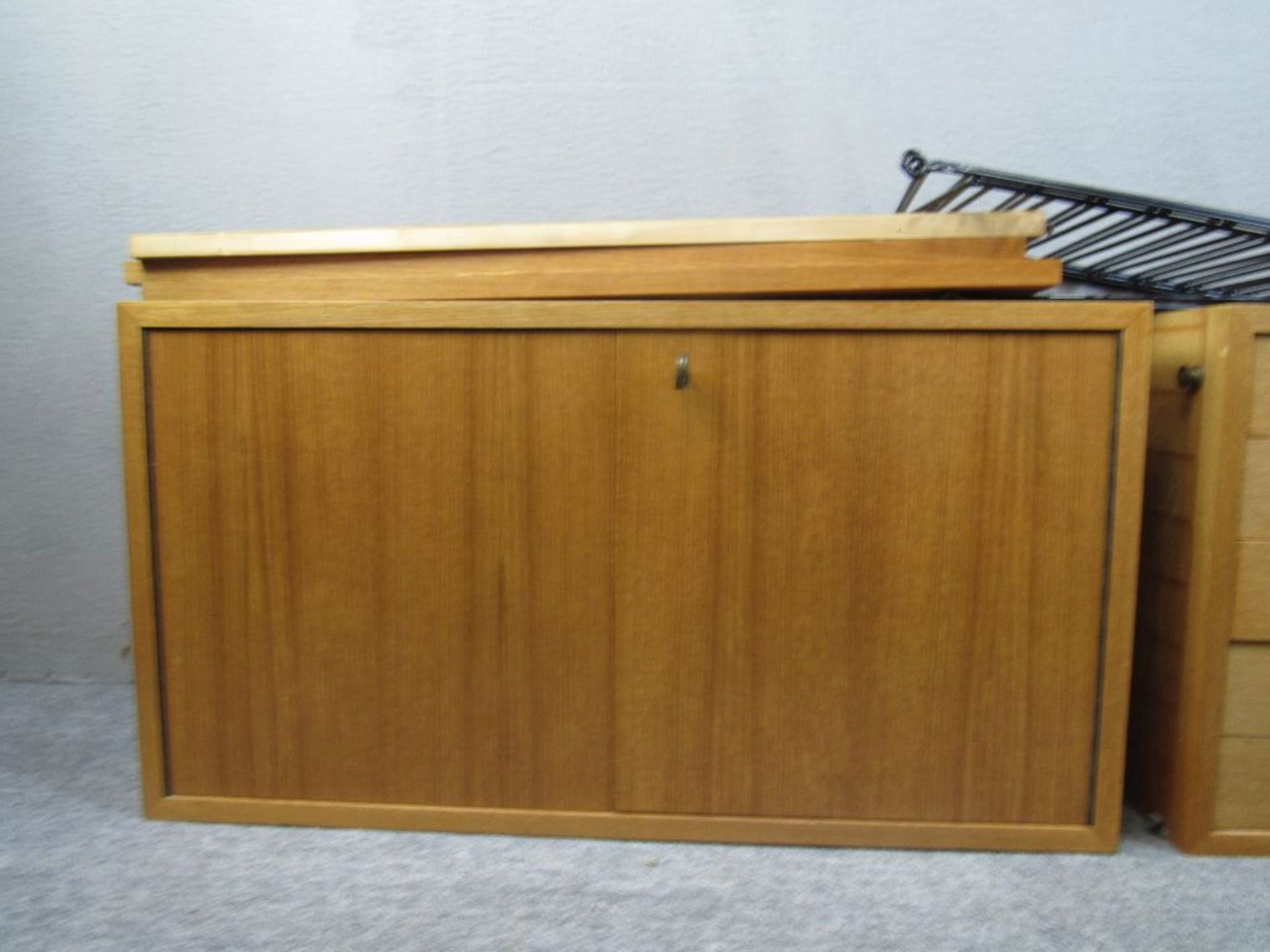 Regalsystem Vintage 60er Jahre Danish Design Teak zwei Hängeschranksysteme 3 Böden und 5 Halter - Image 9 of 9