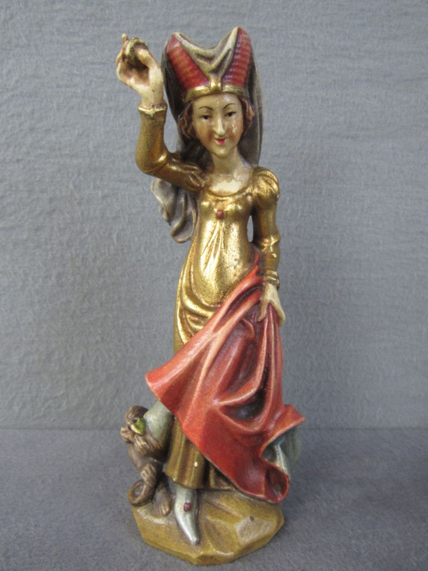 Geschnitzte gefasste Figur Holzskulptur Dame 18cm hoch