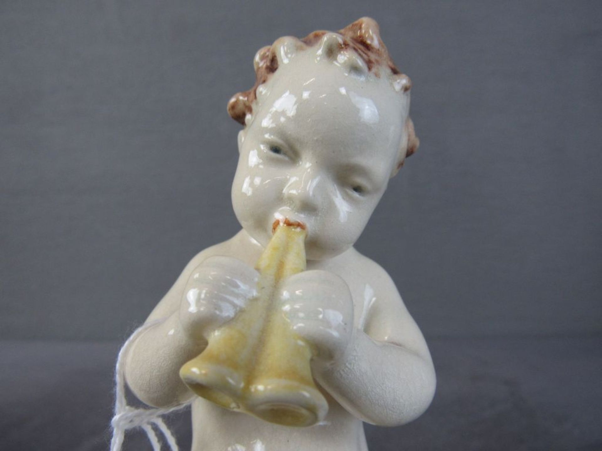 Porzellanfigur flötenspielender Putto auf Sockel 14cm hoch Karlsruher Majolika Modellnummer 4109 - Bild 5 aus 6