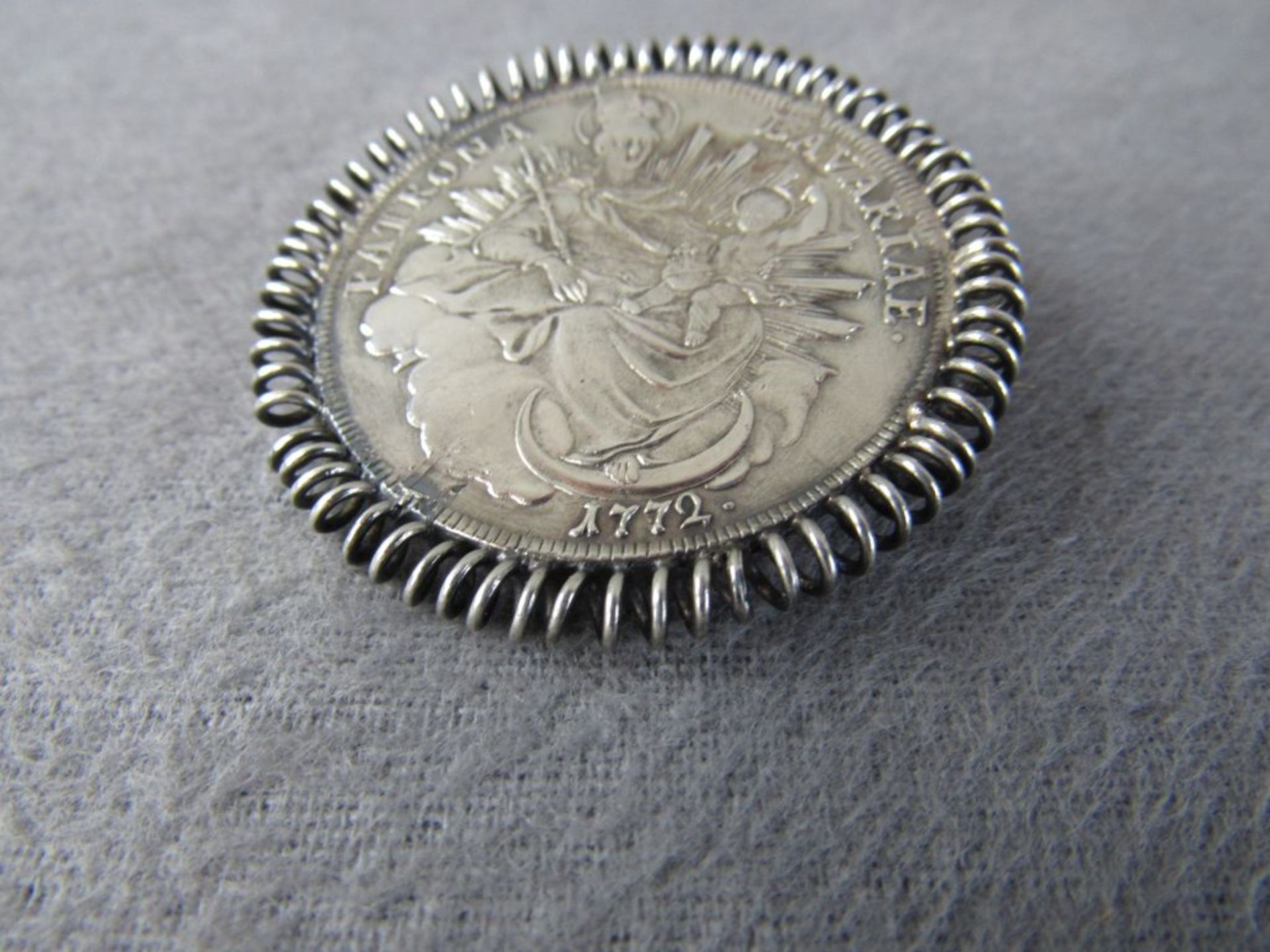 Antike Silberbrosche gefertigt aus Bavaria Silbertaler Durchmesser 5cm - Image 2 of 7