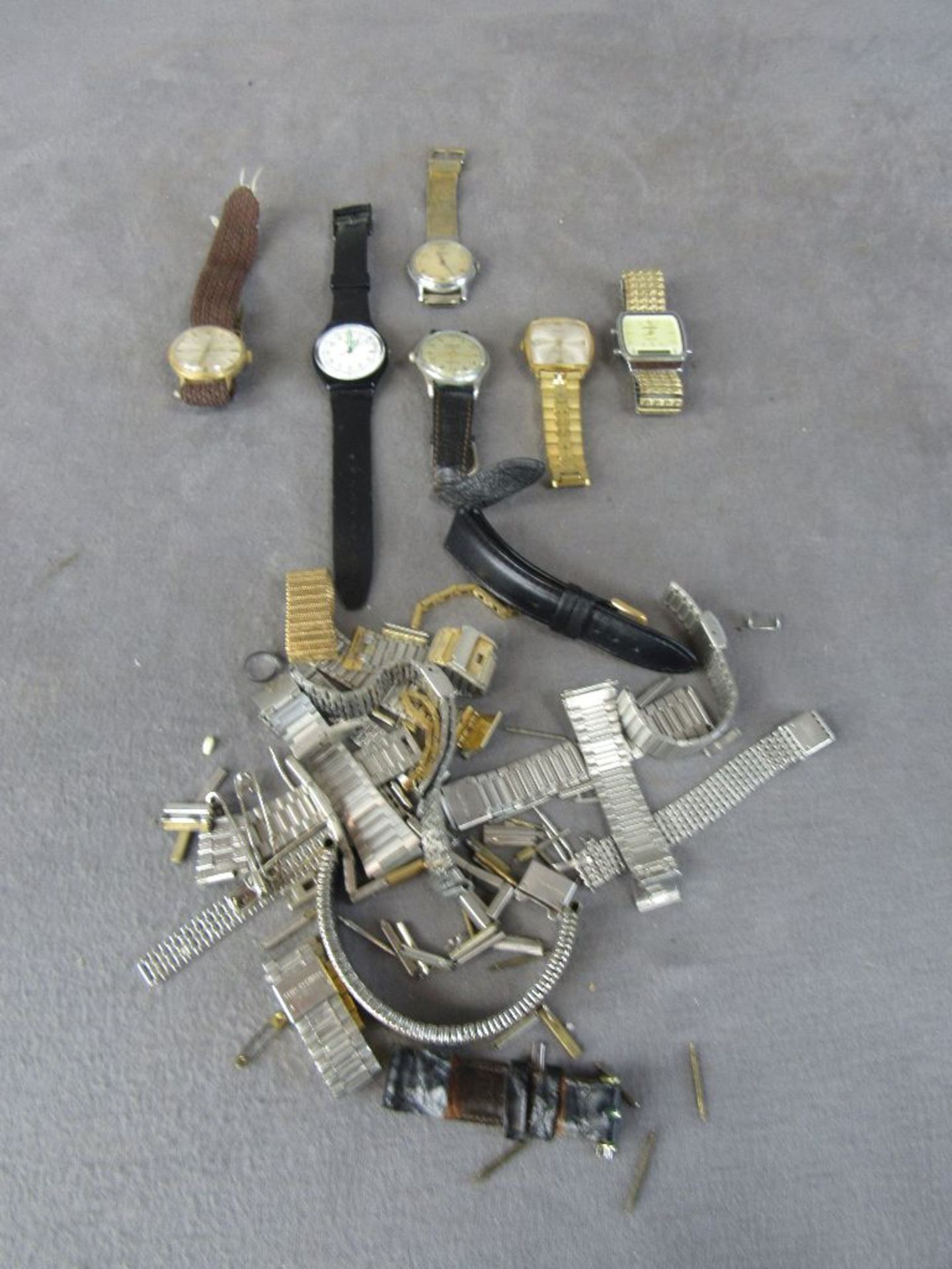 Interessantes Konvolut Armbanduhren und Uhrenarmbänder 50er Jahre unsortiert