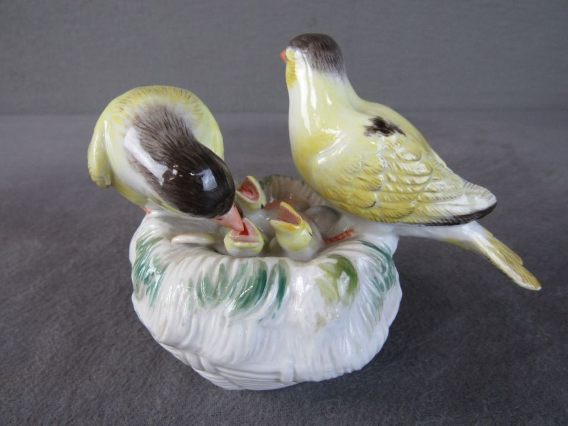Porzellanfigur Meissen Schwertermarke Kanarienvögel auf Nest ca.10cm hoch farbenfroh - Bild 2 aus 8