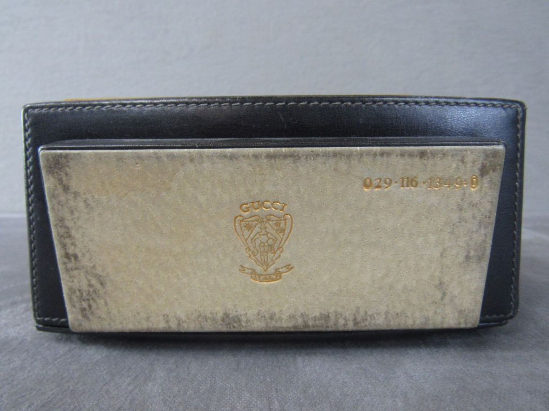 Gucci Tischuhr unterseitig Firmenstempel und Seriennummer Leder bezogen um 1975 - Image 5 of 7