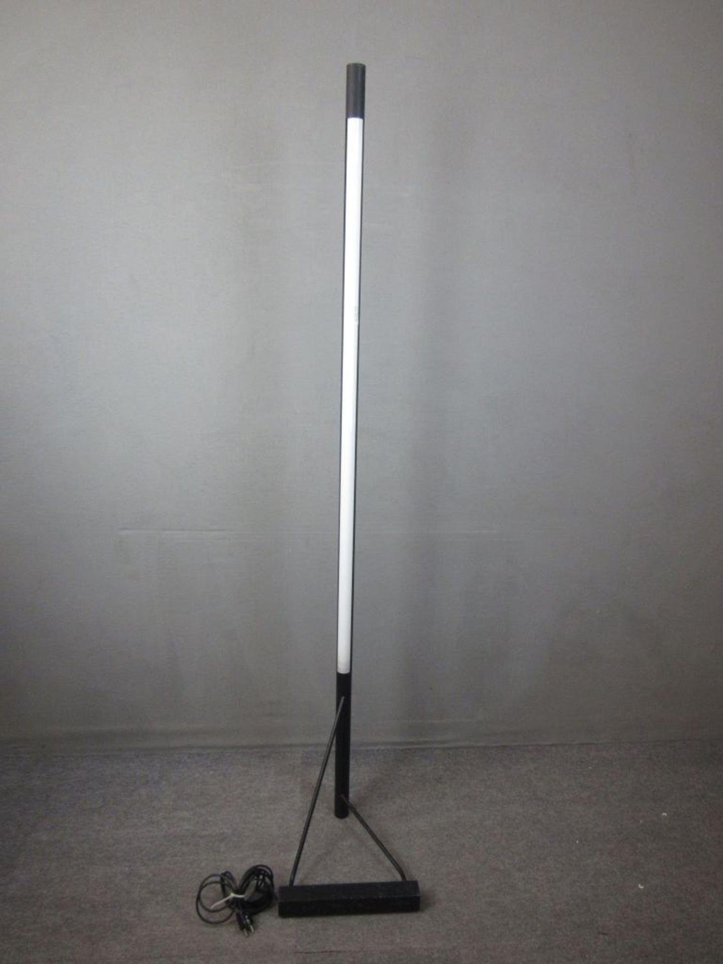 Designer Stehlampe Modell 1063 Entwurf 1954 für Arteluce Metall schwarz lackiert 210 cm hoch