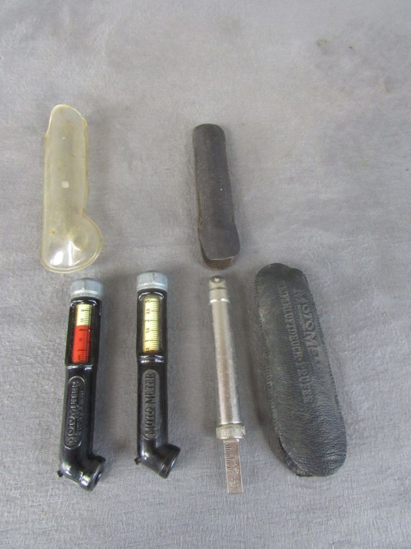 Oldtimer Zubehör drei Luftdruckprüfer 2x Bakelit 1x Metall ca.12cm-13cm