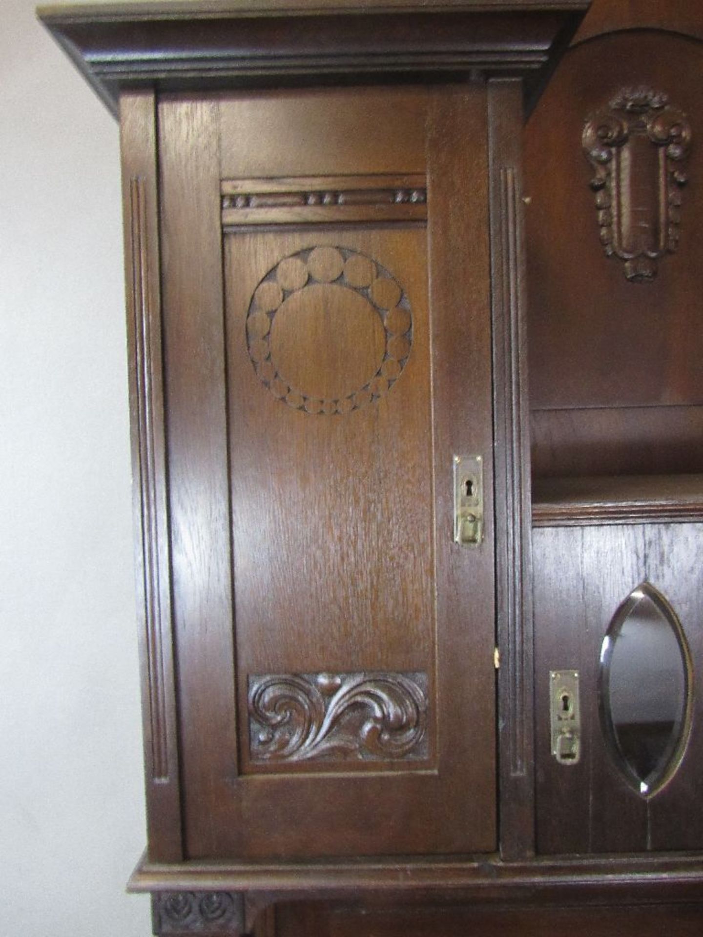 Schöner Jugendstil Aufsatzschrank mit Freifach sowie Facett Glaseinlagen aufgesetzte und geschnitzte - Bild 4 aus 10