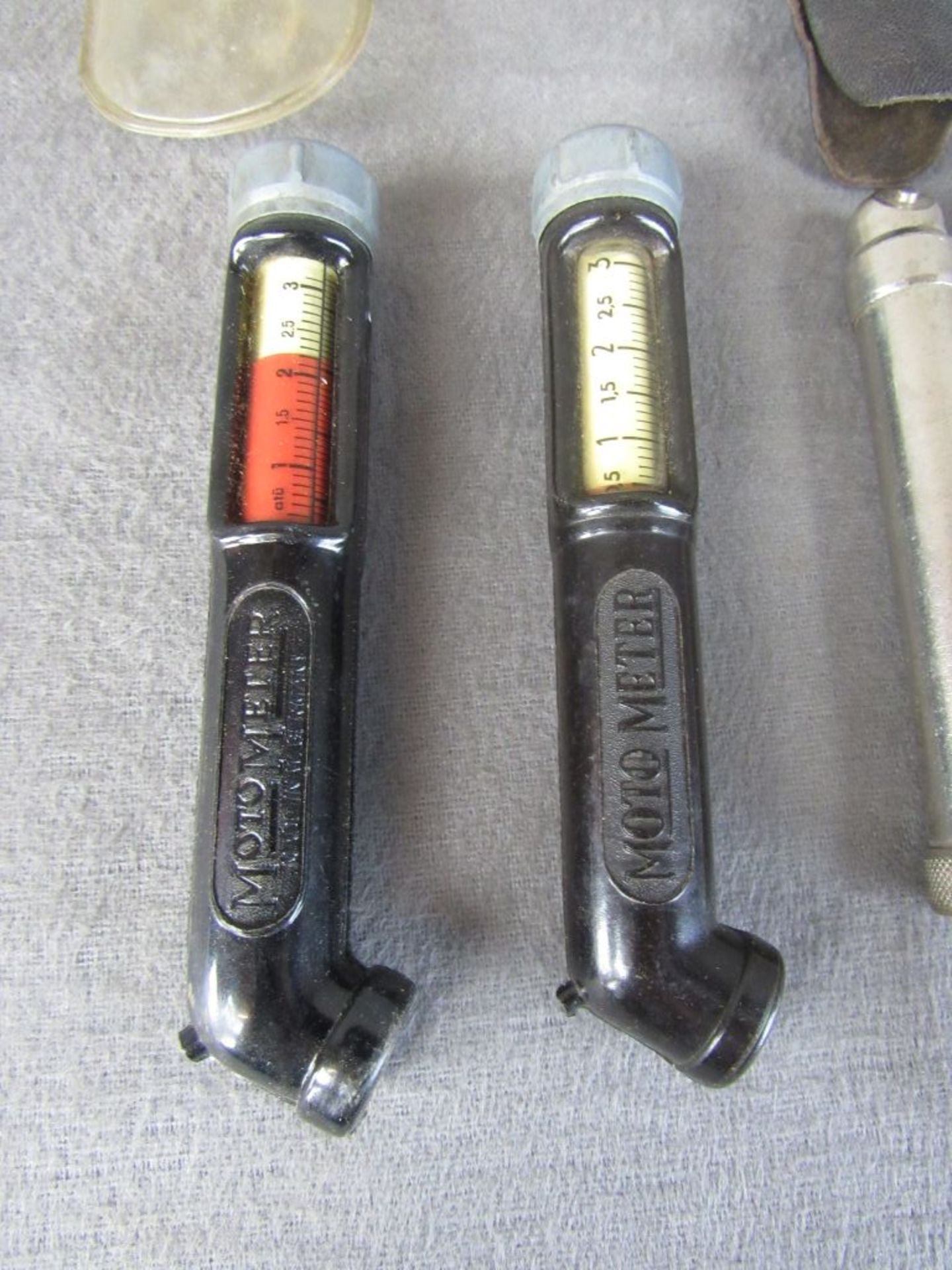 Oldtimer Zubehör drei Luftdruckprüfer 2x Bakelit 1x Metall ca.12cm-13cm - Bild 2 aus 3