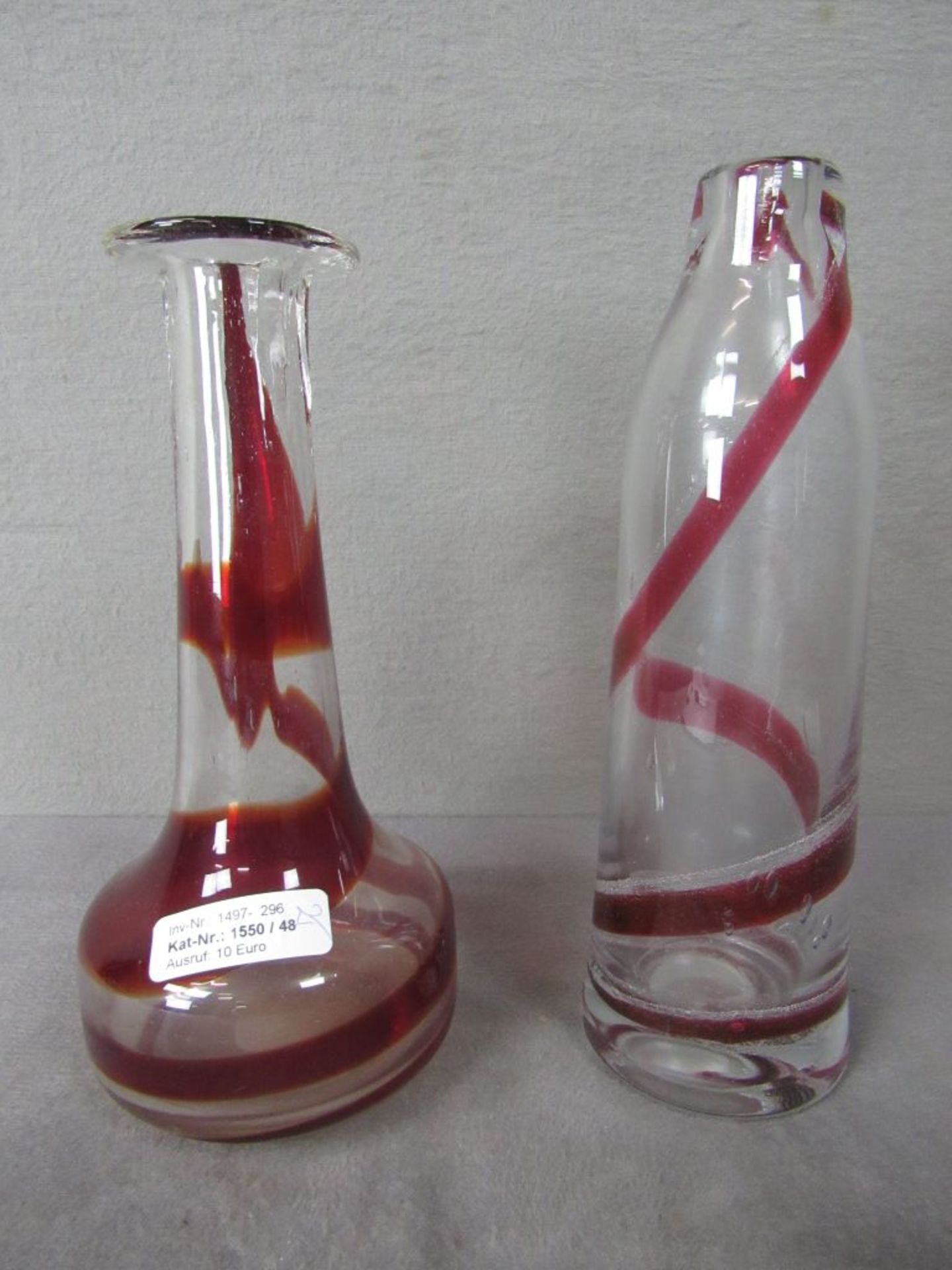 Zwei Designerglasvasen 1x Theresienthal klar mit roten Farbeinschmelzungen ca.28cm hoch