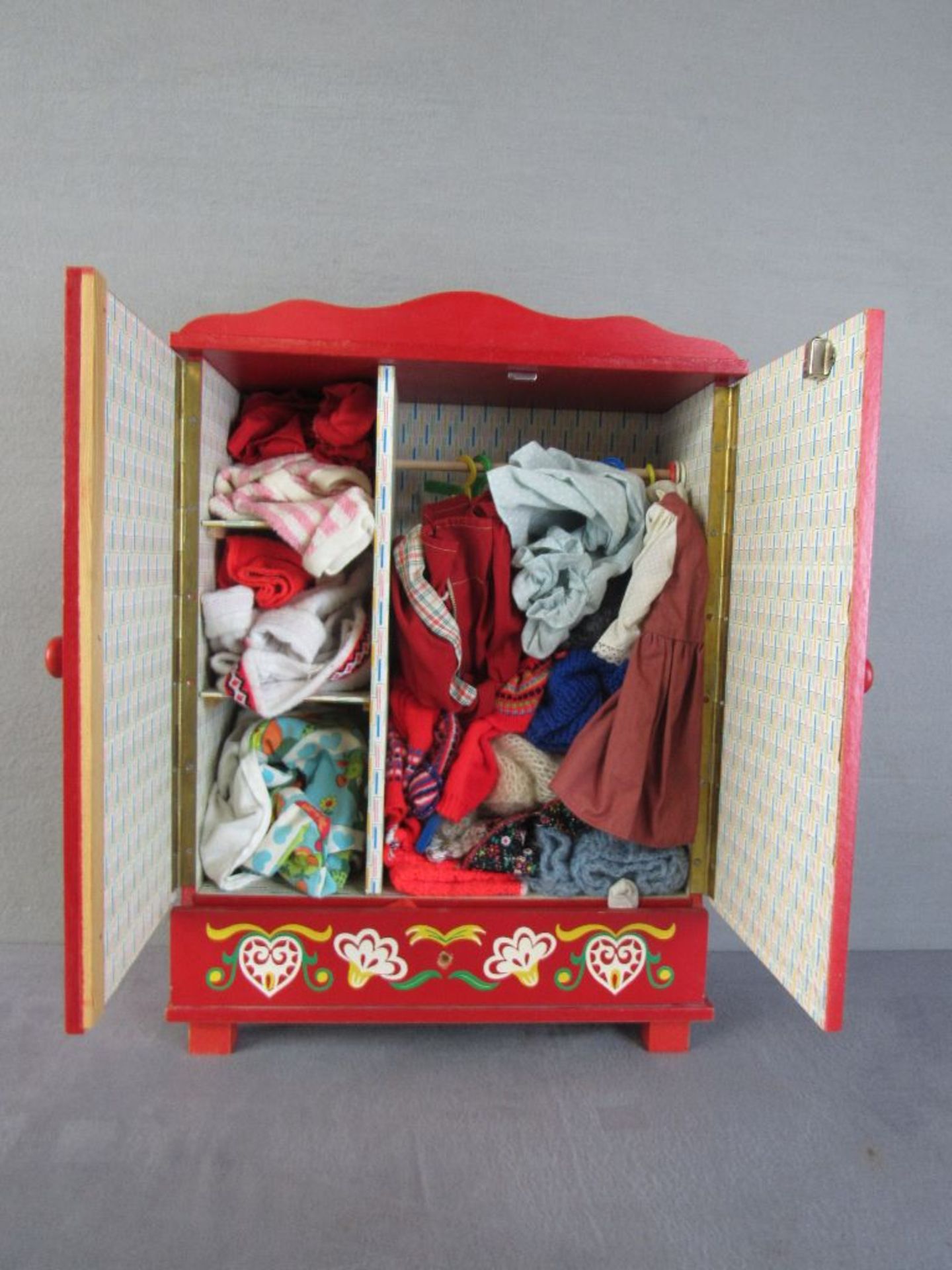 Puppenschrank 50er Jahre prall gefüllt mit Puppenbekleidung ca.50x38cm - Image 2 of 4