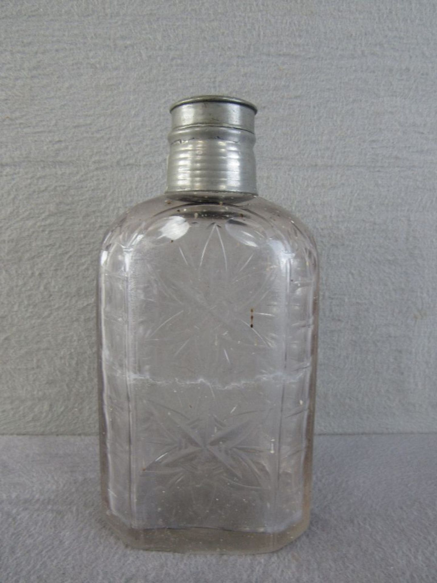 Antike Glasflasche Barock geschätzt um 1750 Metallverschluß Sternornamentik 22cm hoch - Bild 3 aus 5