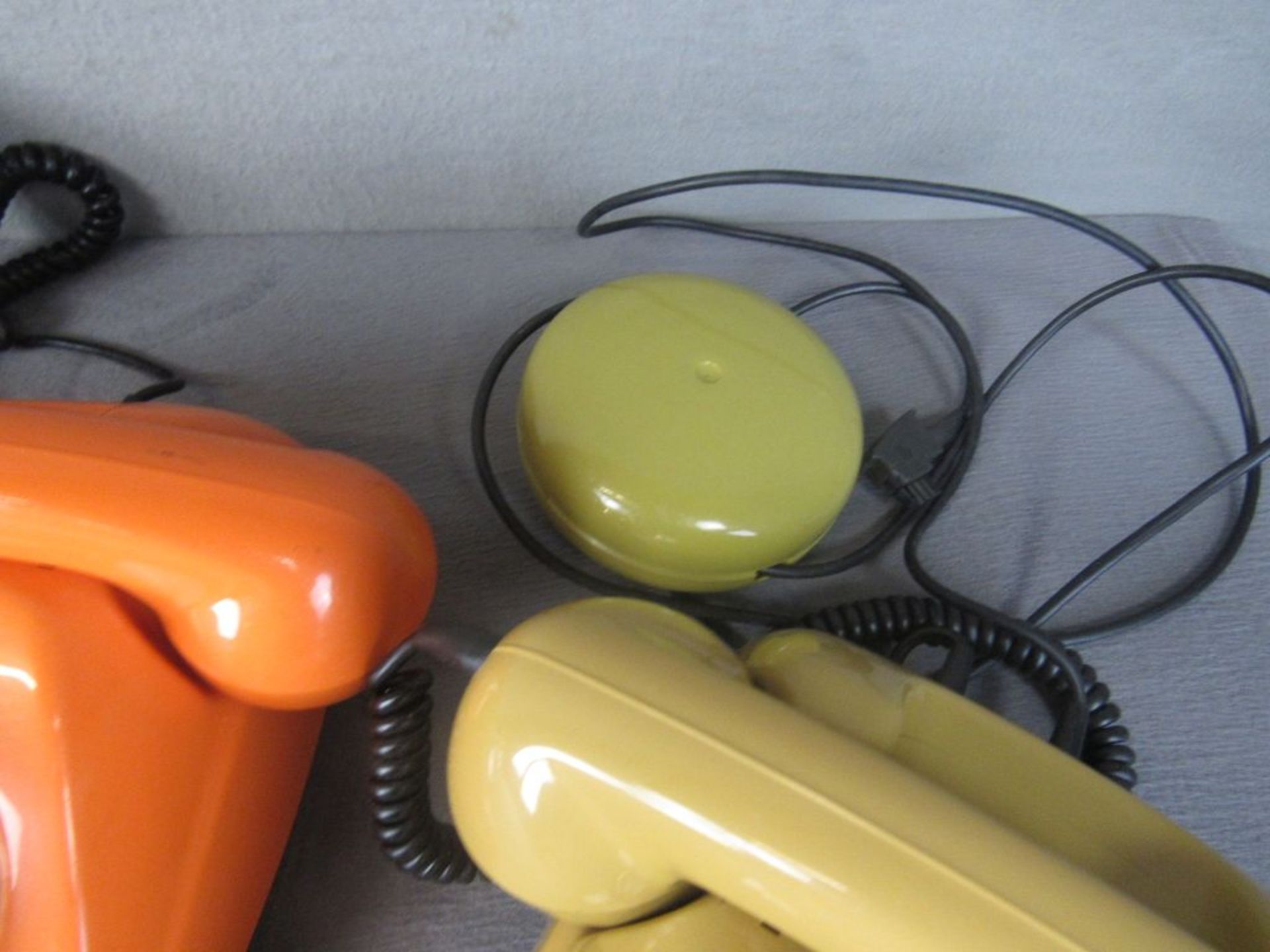 Vintage Konvolut von vier Telefonen mit Wählscheibe 70er Jahre ca.21x23x12cm - Bild 4 aus 4