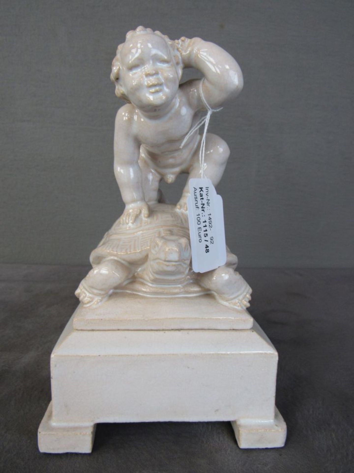 Deckeldose Putto auf Schildkröte glasiert Keramik 17x13x22cm