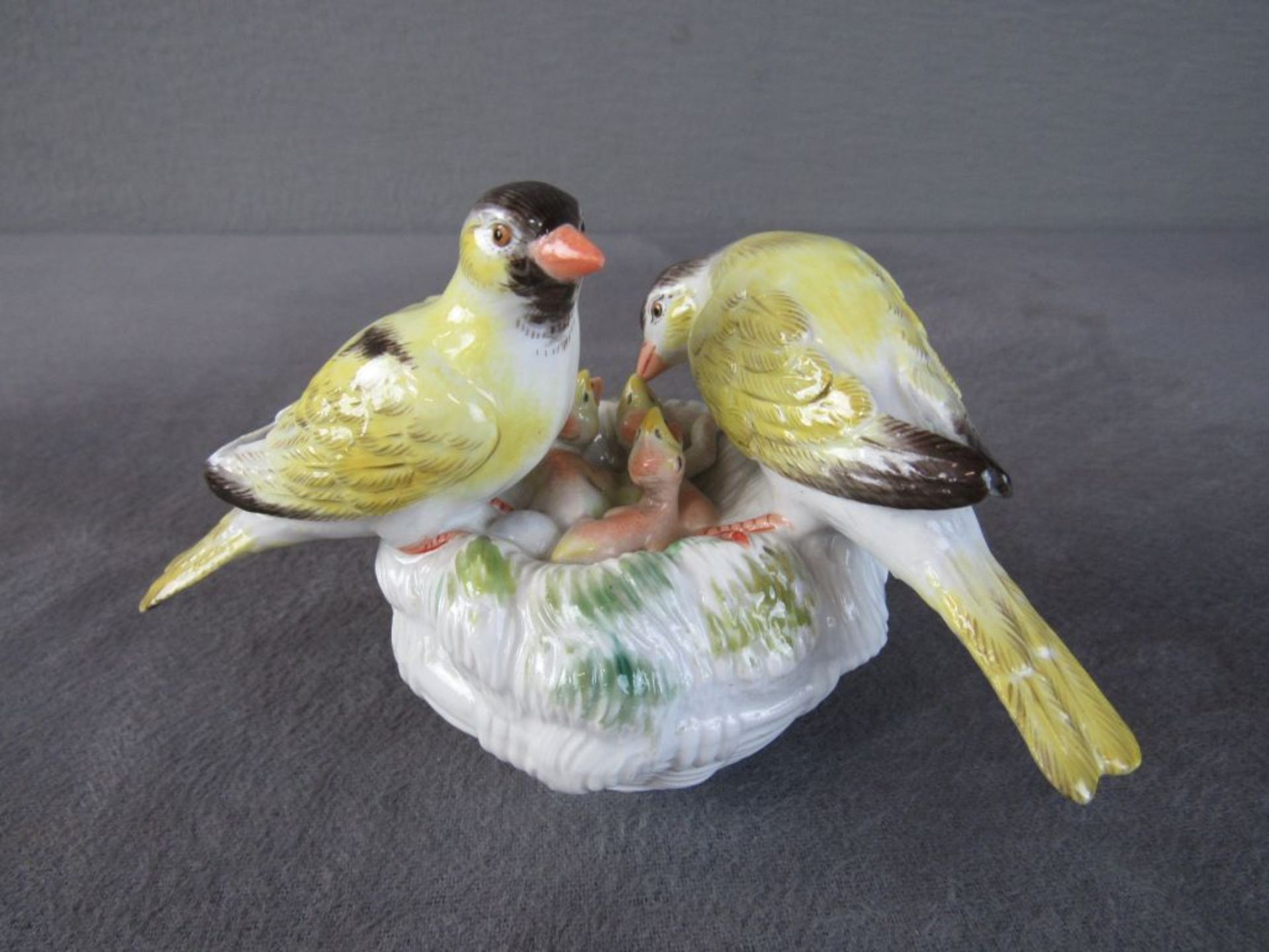 Porzellanfigur Meissen Schwertermarke Kanarienvögel auf Nest ca.10cm hoch farbenfroh