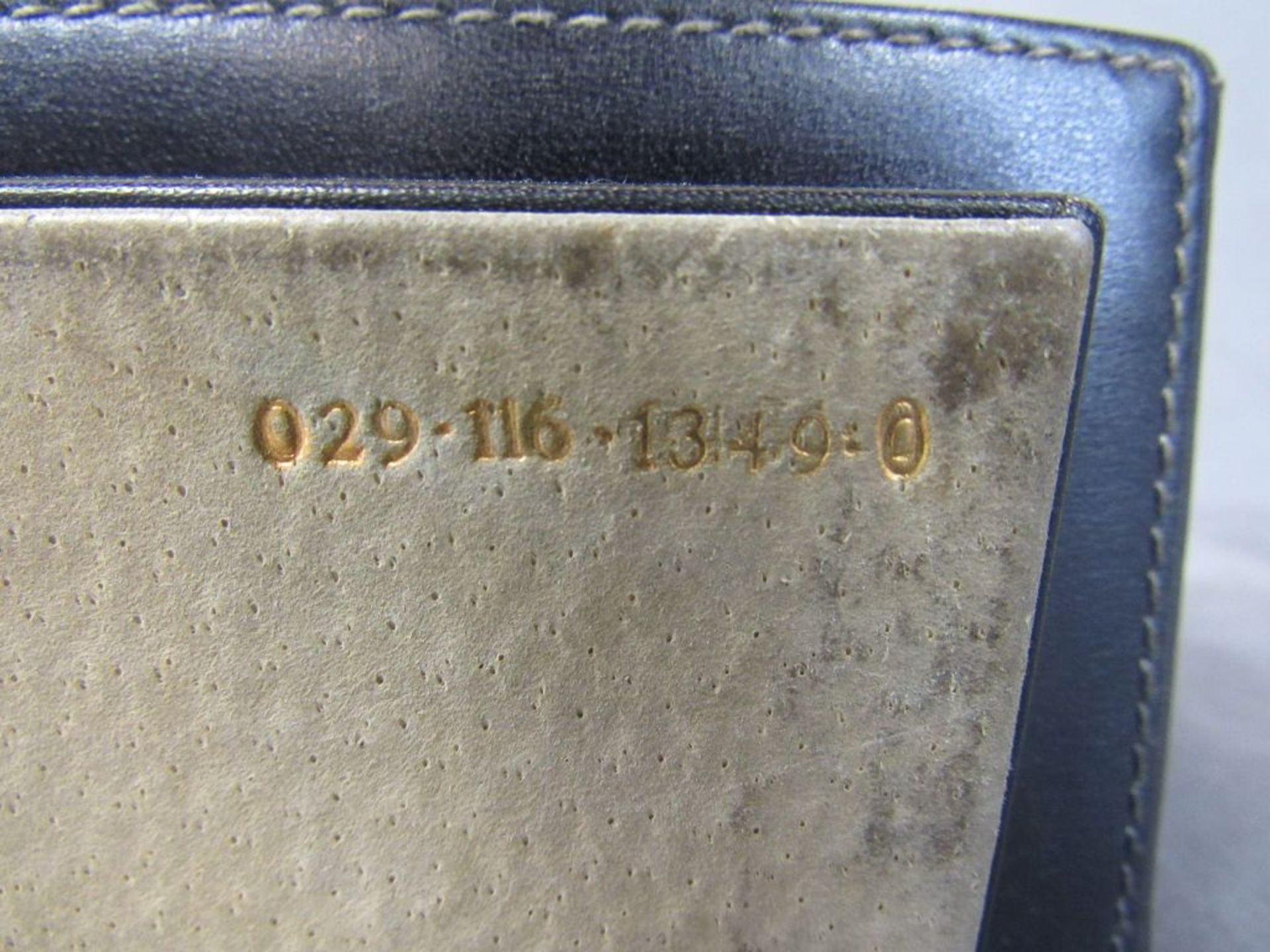 Gucci Tischuhr unterseitig Firmenstempel und Seriennummer Leder bezogen um 1975 - Image 7 of 7