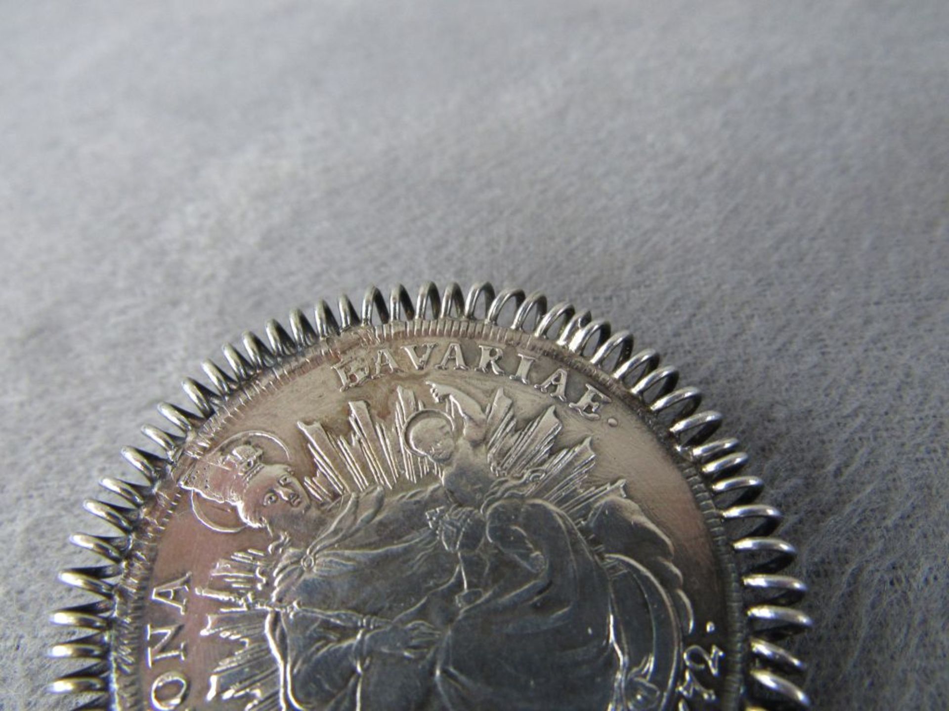 Antike Silberbrosche gefertigt aus Bavaria Silbertaler Durchmesser 5cm - Image 3 of 7