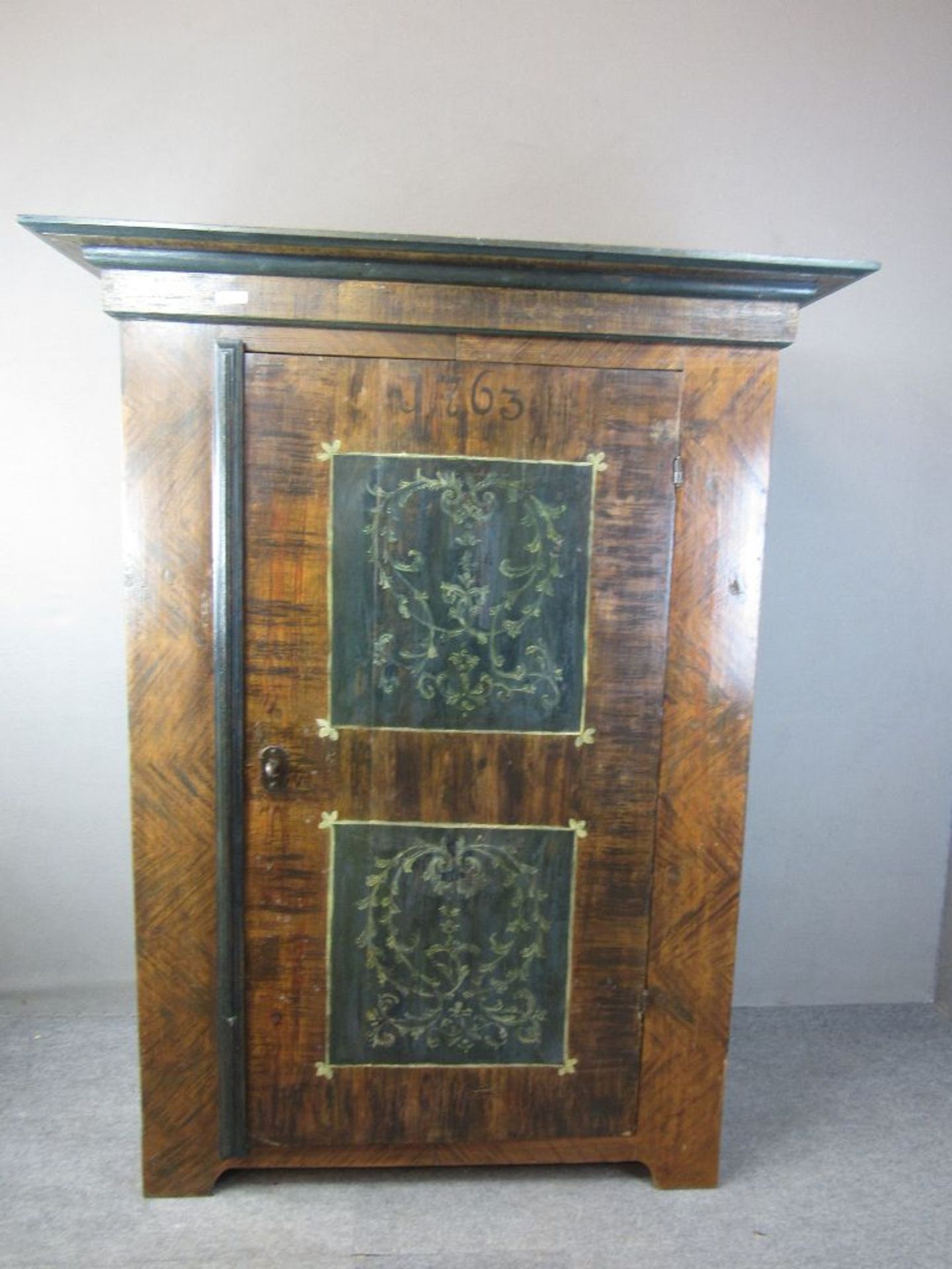 Barocker Dielenschrank datiert 1763 Eiche originales Schloß und originale Bemalung ca.140x180x67cm